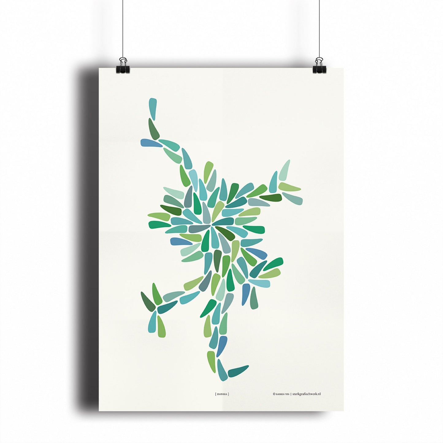 Productafbeelding, poster "dansia (blauw-groen)", hangend aan een witte wand, een overzichtsfoto