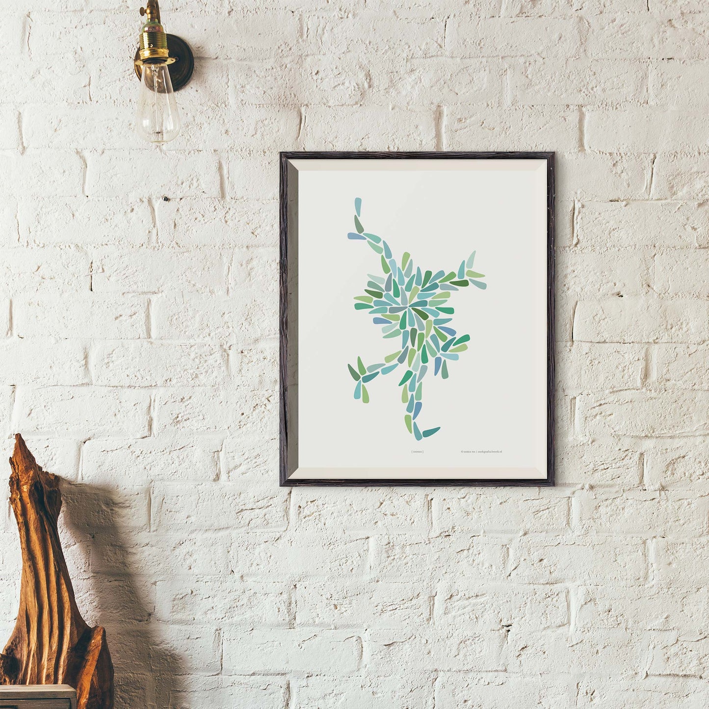 Productafbeelding, poster "dansia (blauw-groen)", foto impressie 1, hangend ingelijst aan een wand van witte stenen
