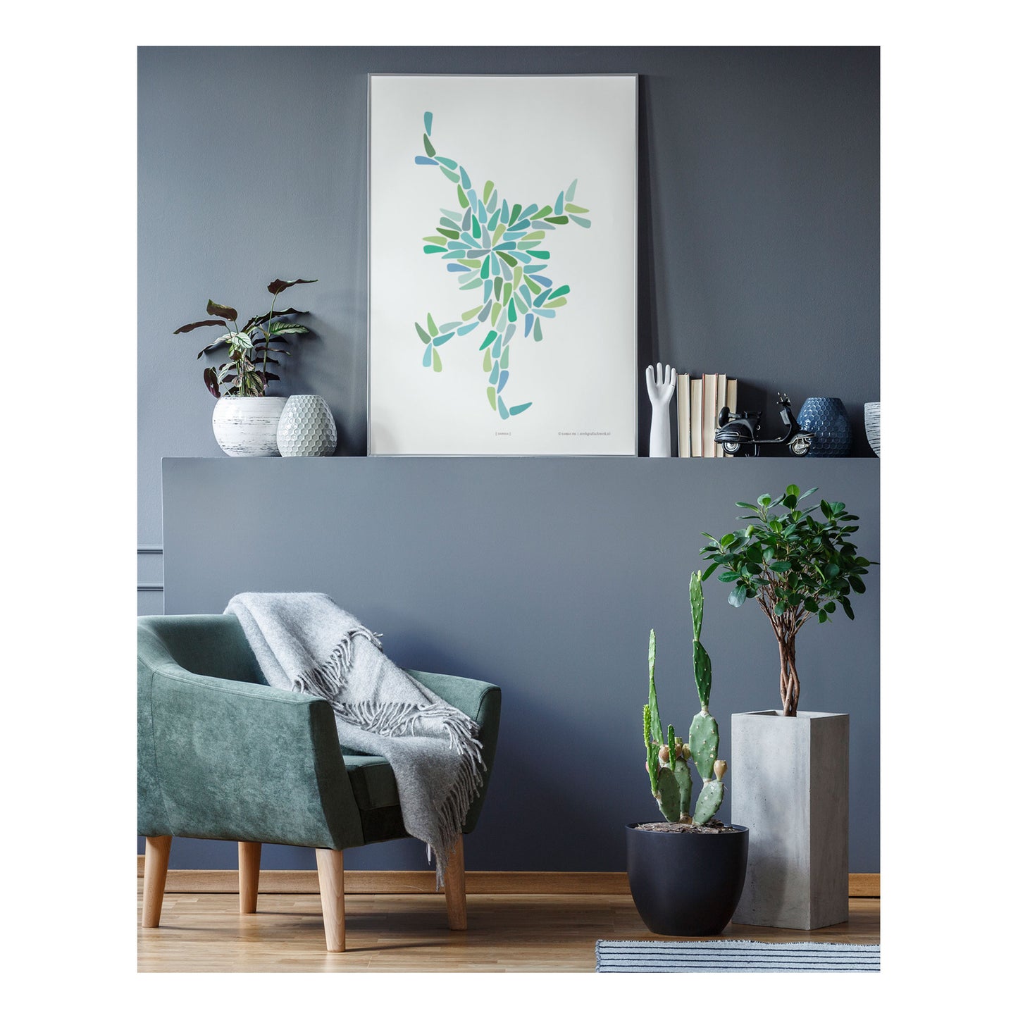 Productafbeelding, poster "dansia (blauw-groen)", foto impressie 2, hangend in een grijskleurig interieur