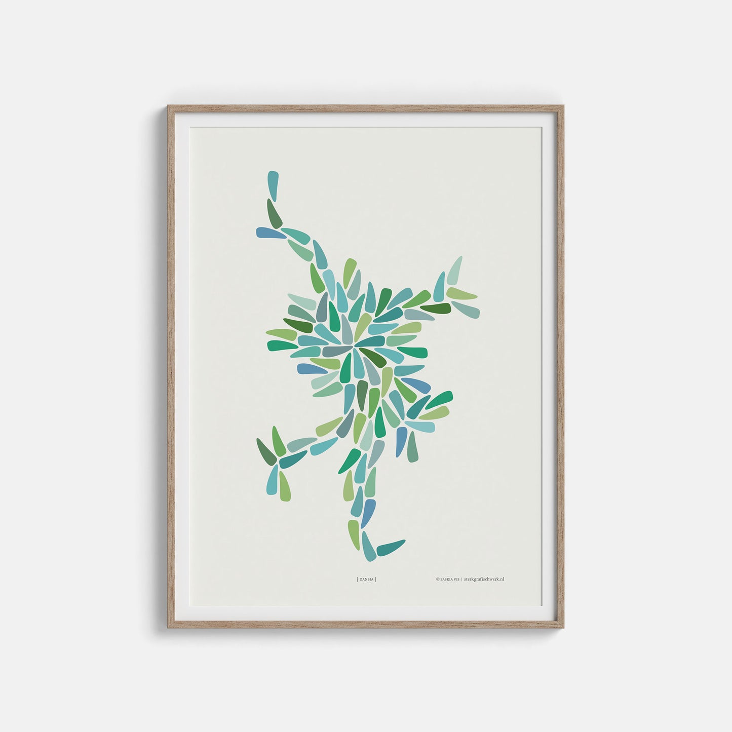 Productafbeelding, poster "dansia (blauw-groen)", in een houten lijst hangend aan een witte wand, een overzichtsfoto