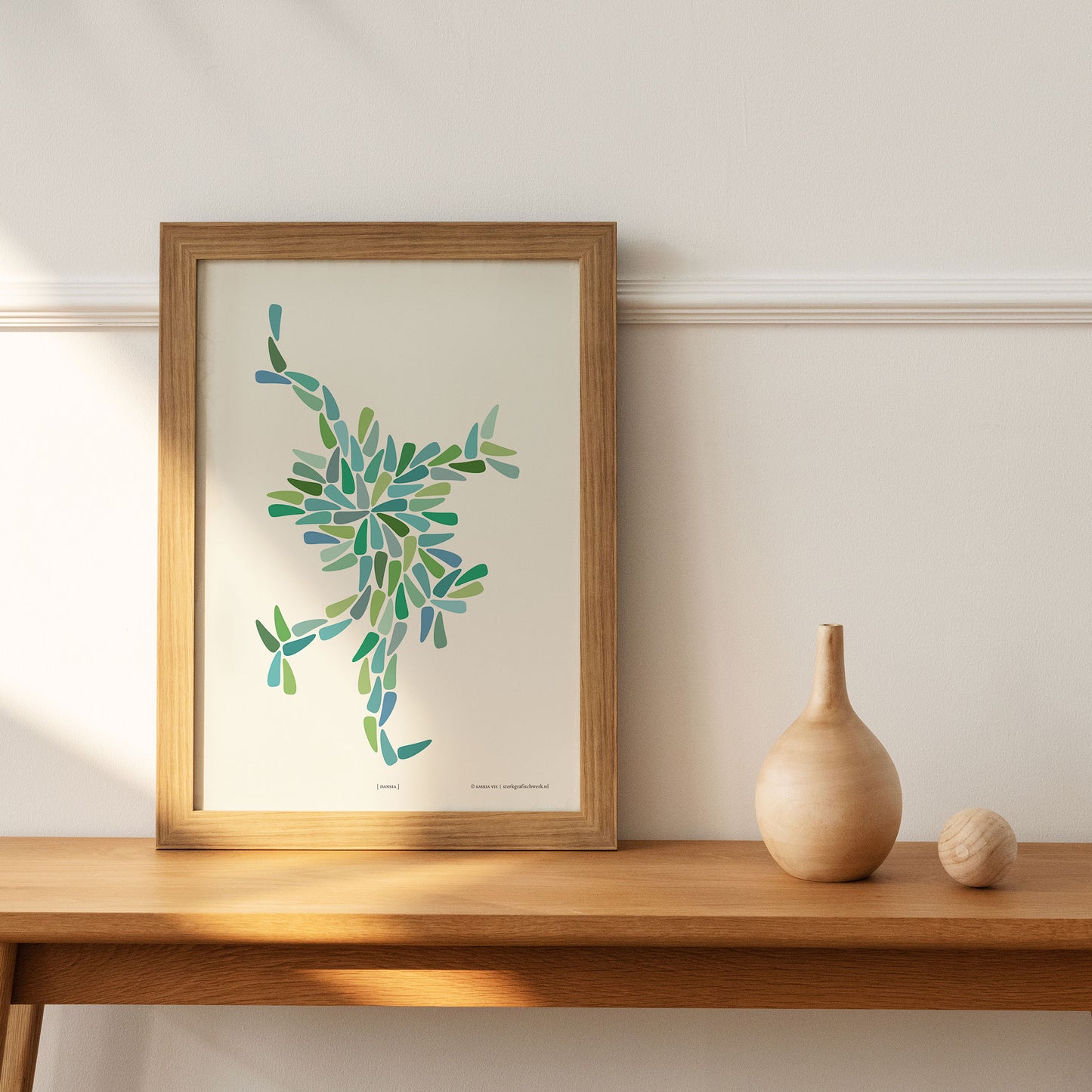 Productafbeelding, poster "dansia (blauw-groen)", foto impressie 3, ingelijst staande op een site-table met een vaasje