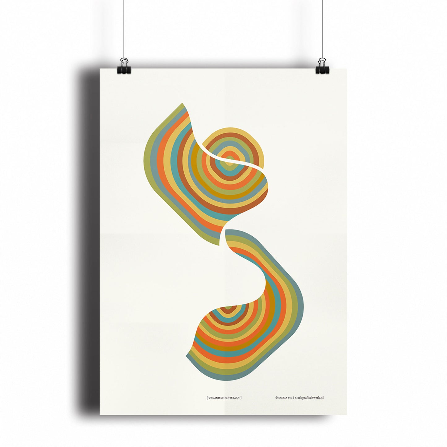 Productafbeelding, poster "organisch ontstaan", hangend aan een witte wand, een overzichtsfoto