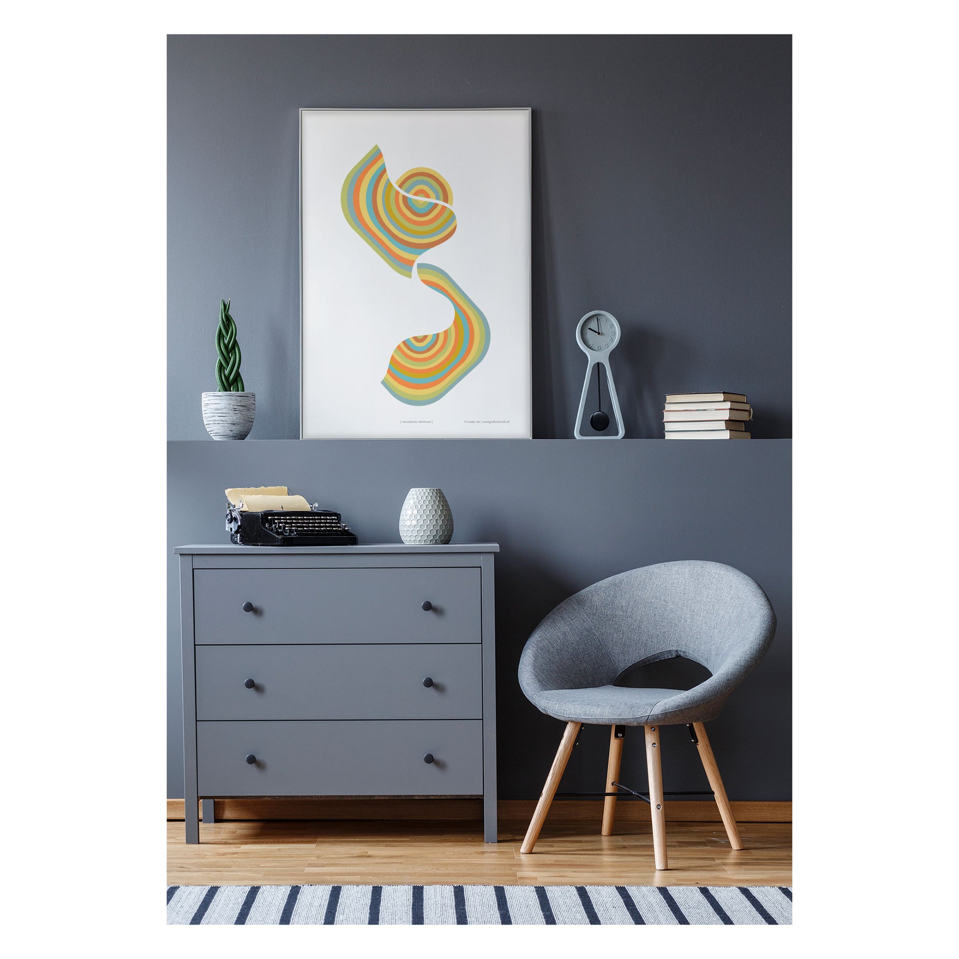 Productafbeelding, poster "organisch ontstaan", foto impressie 2, hangend aan een wand in grijskleurig interieur