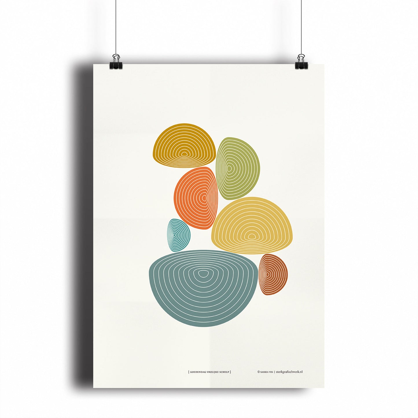 Productafbeelding, poster "goedendag vrolijke schelp", hangend aan een witte wand, een overzichtsfoto