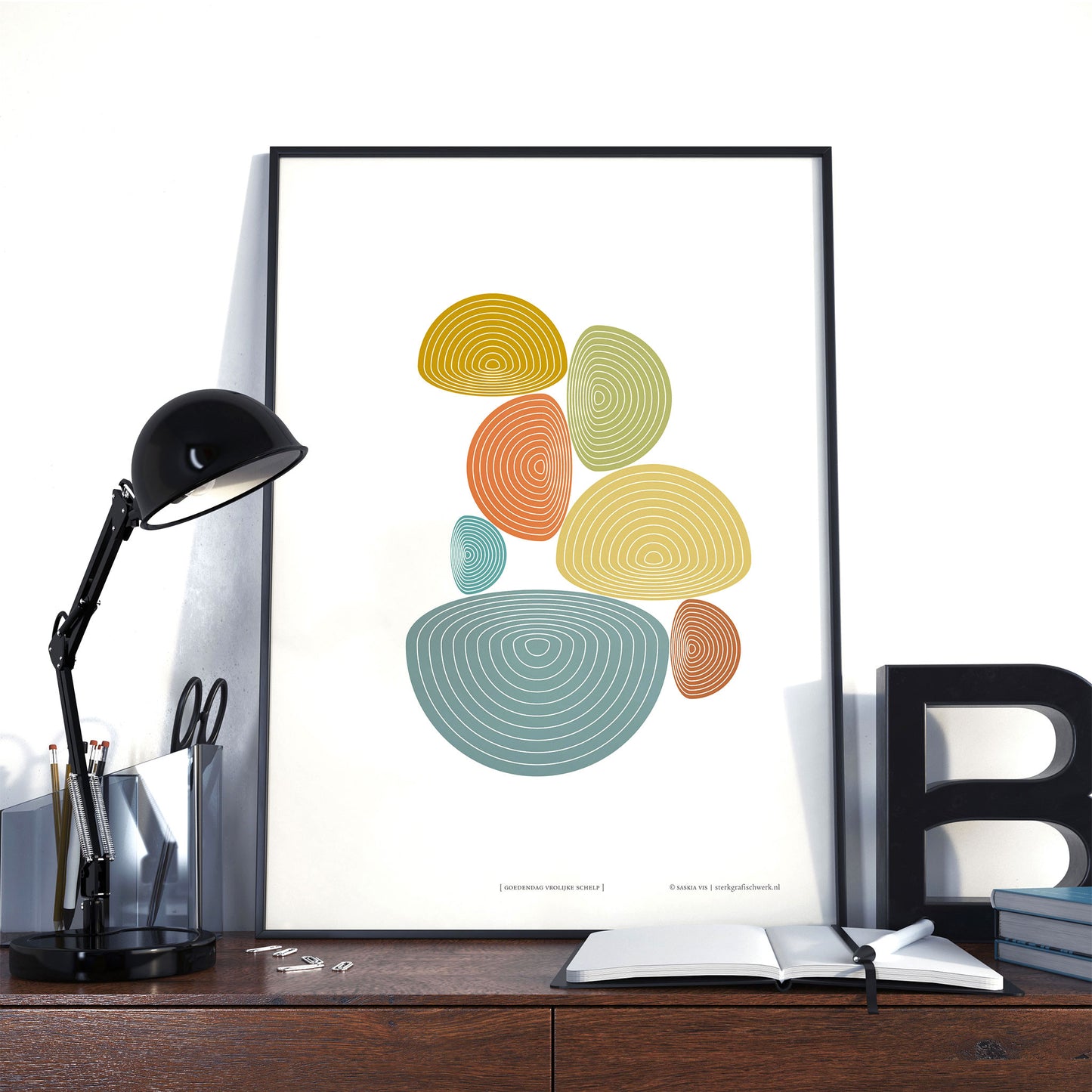 Productafbeelding, poster "goedendag vrolijke schelp", staande op een bureau in een interieur, ter impressie