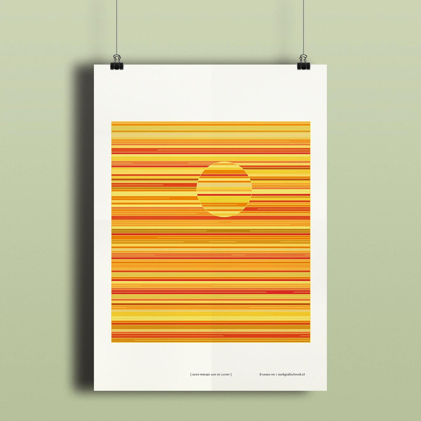 Productafbeelding, poster "geen wolkje aan de lucht", hangend aan een groen gekleurde wand, een overzichtsfoto