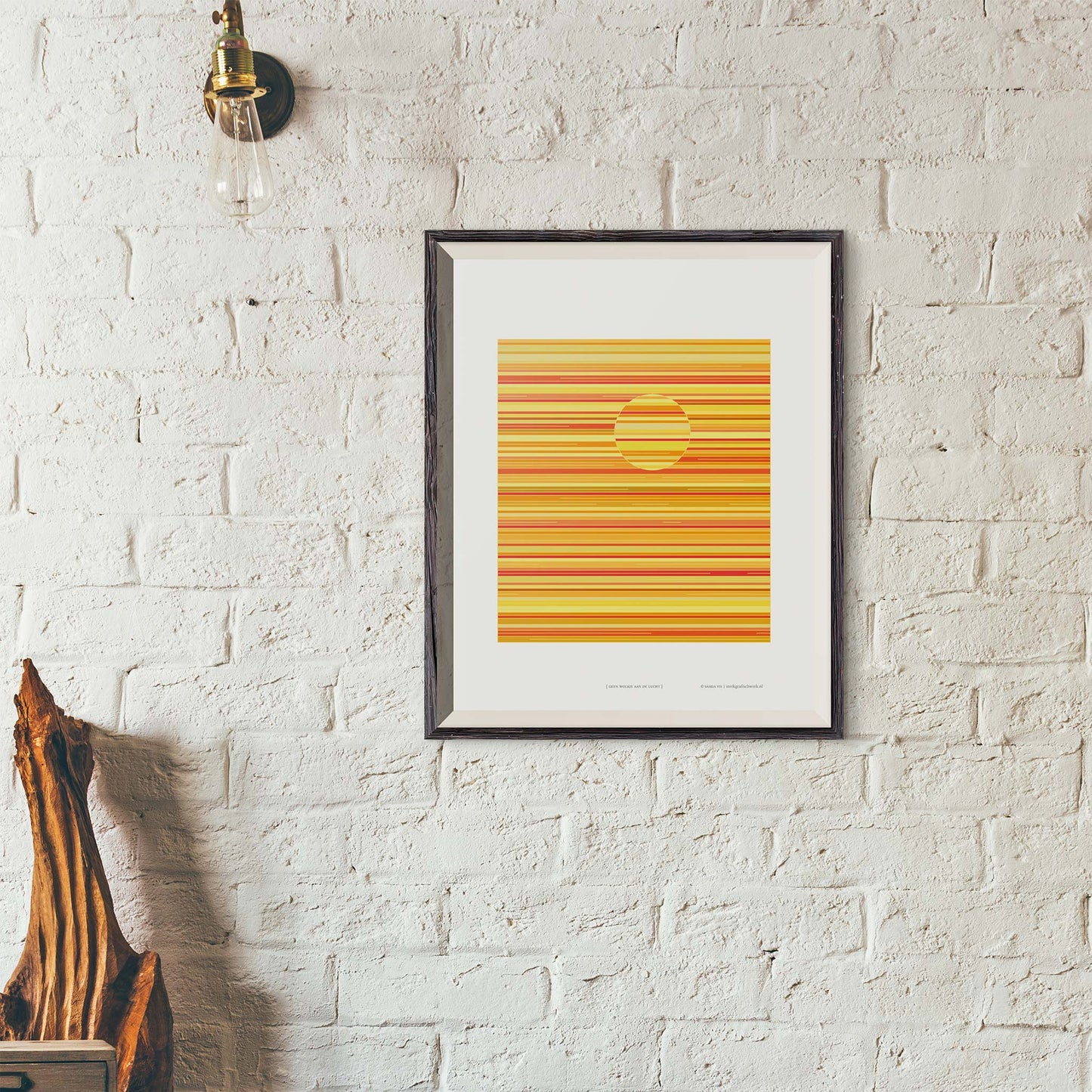 Productafbeelding, poster "geen wolkje aan de lucht", foto impressie 1, hangend aan een authentieke wand in een interieur