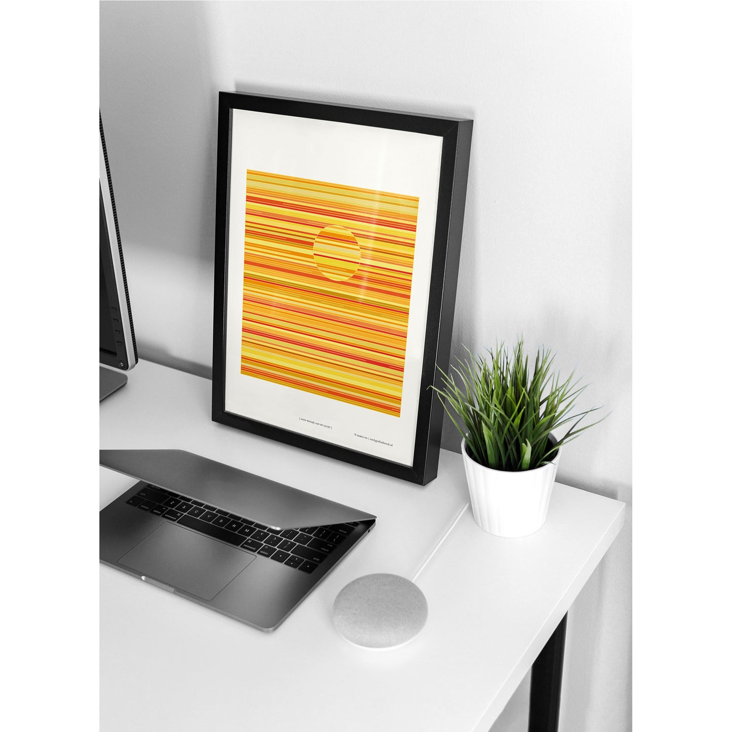 Productafbeelding, poster "geen wolkje aan de lucht", foto impressie 3, ingelijst staande op een tafel in een interieur
