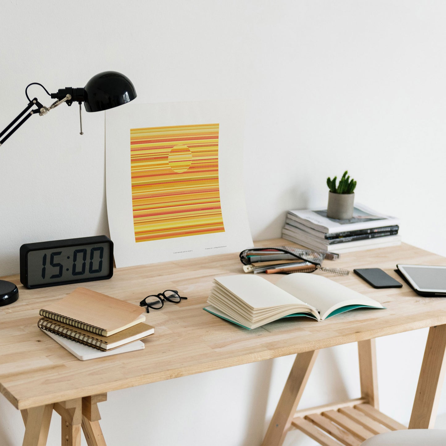 Productafbeelding, poster "geen wolkje aan de lucht", foto impressie 4, staande op een bureau in een interieur