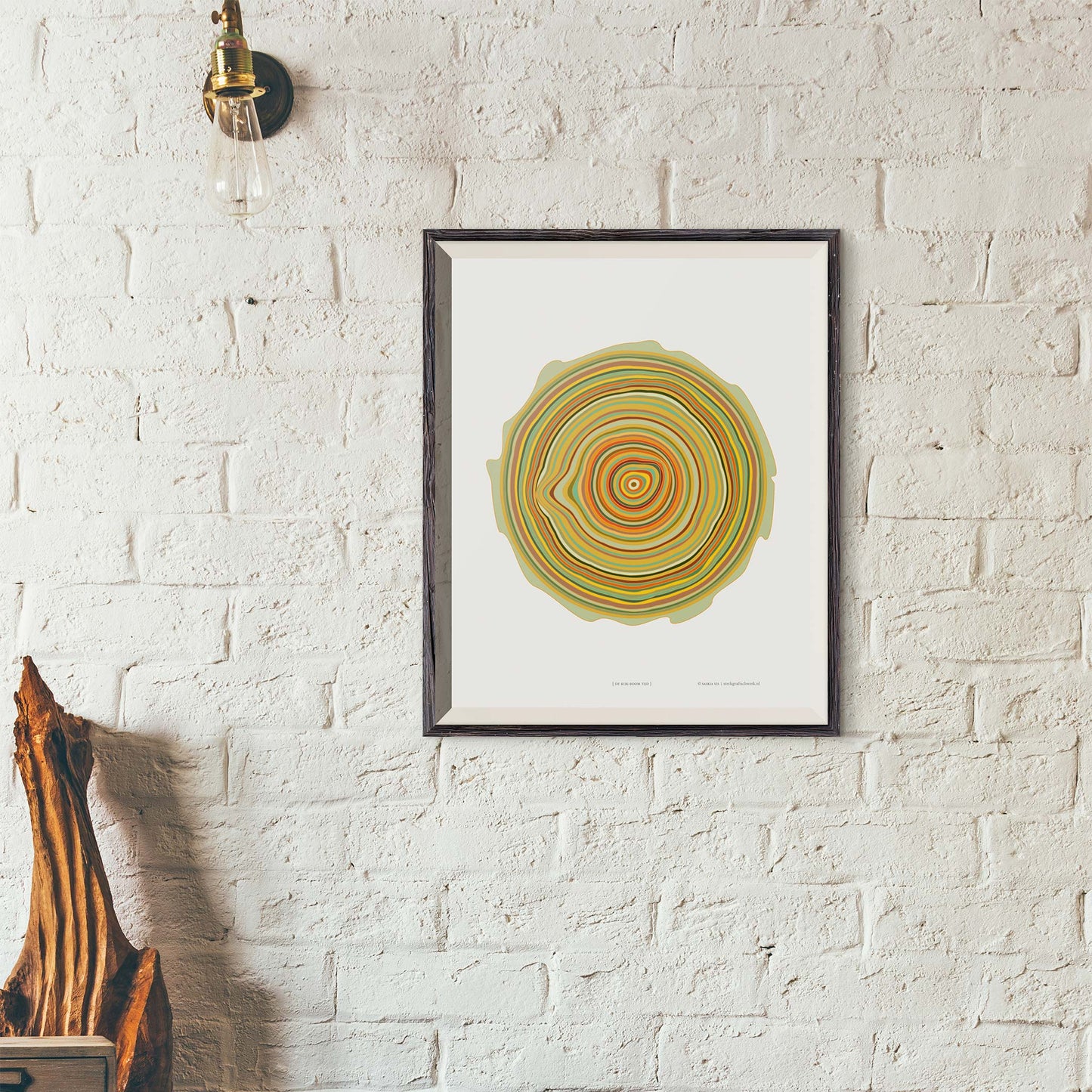 Productafbeelding, poster "de kijk-boom tijd", een impressie ingelijst aan een authentieke wand in een interieur