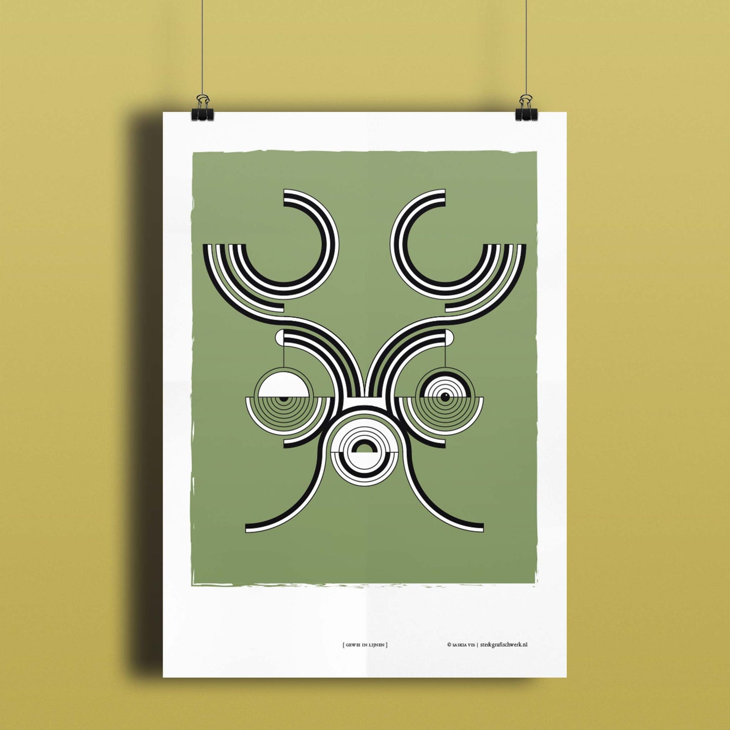 Productafbeelding, poster "gewei in lijnen", hangend aan een okergeel gekleurde wand, een overzichtsfoto