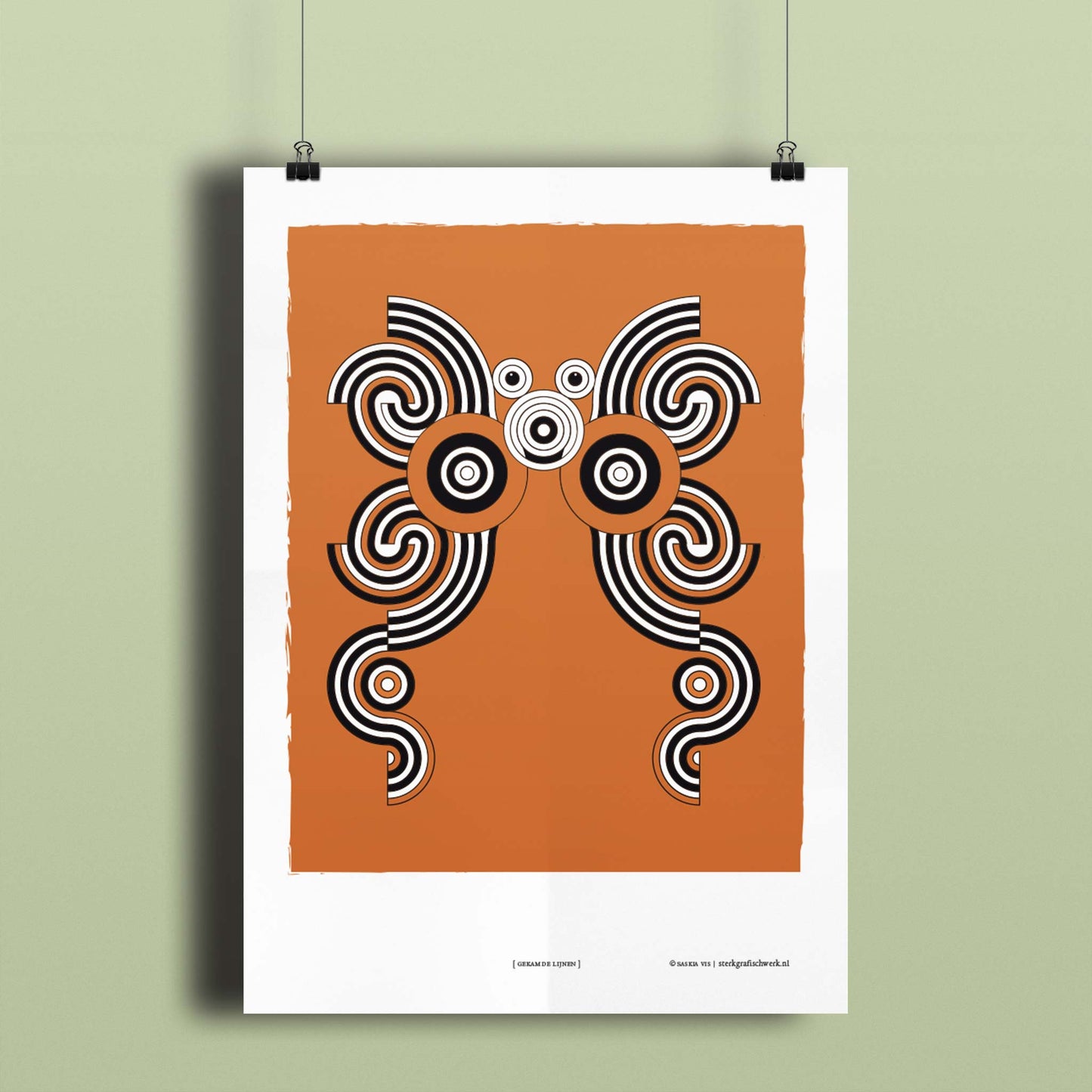 Productafbeelding, poster "gekamde lijnen", hangend aan een lichtgroen gekleurde wand, een overzichtsfoto