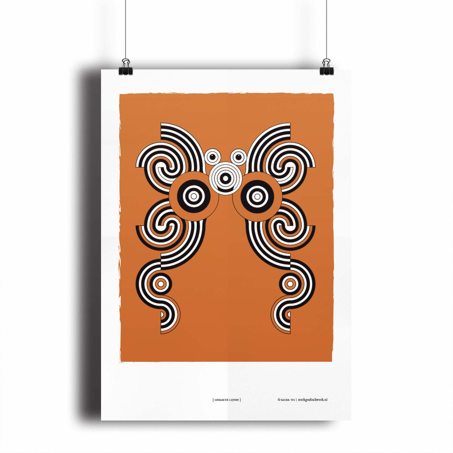 Productafbeelding, poster "gekamde lijnen", hangend aan een witte wand, een overzichtsfoto
