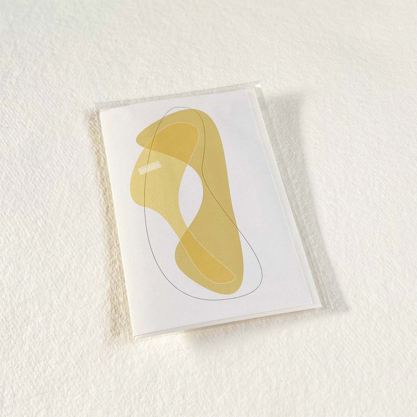 Productafbeelding, foto wenskaart "wensen in vorm 1" in zijn verpakking liggend op een achtergrond
