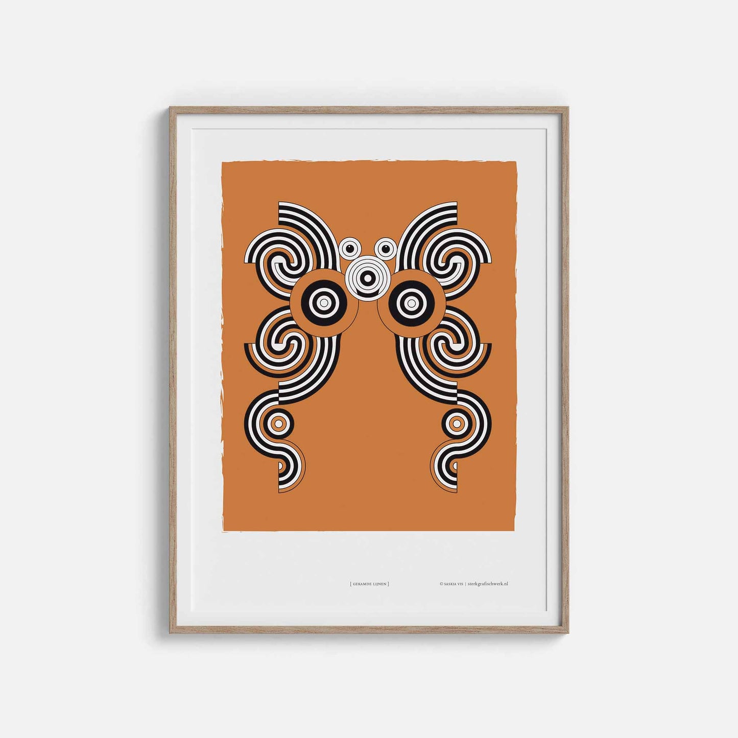 Productafbeelding, poster "gekamde lijnen", ingelijst hangend aan een witte wand, een overzichtsfoto