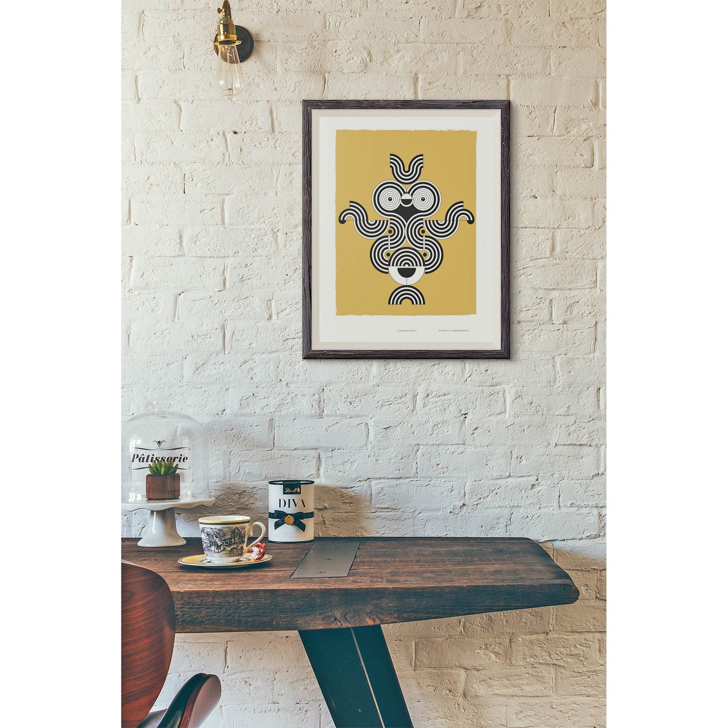 Productafbeelding, poster "vogelvrije lijnen", foto impressie 1, ingelijst aan een wand boven een tafel in een interieur