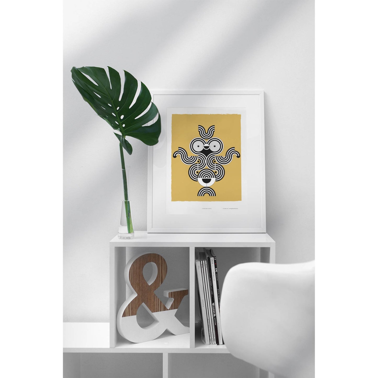 Productafbeelding, poster "vogelvrije lijnen", foto impressie 2, ingelijst staande op een wit kastje in een interieur