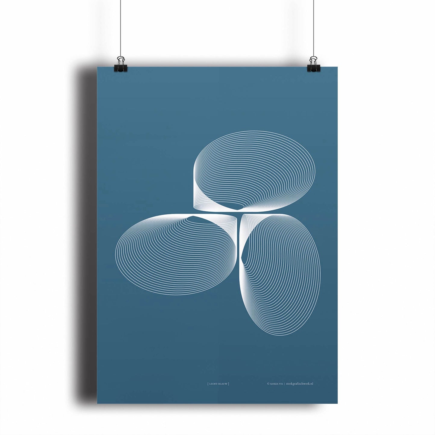 Productafbeelding, poster "licht-blauw", hangend aan een witte wand, een overzichtsfoto