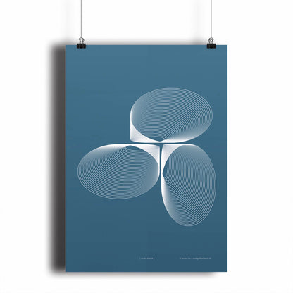 Productafbeelding, poster "licht-blauw", hangend aan een witte wand, een overzichtsfoto 