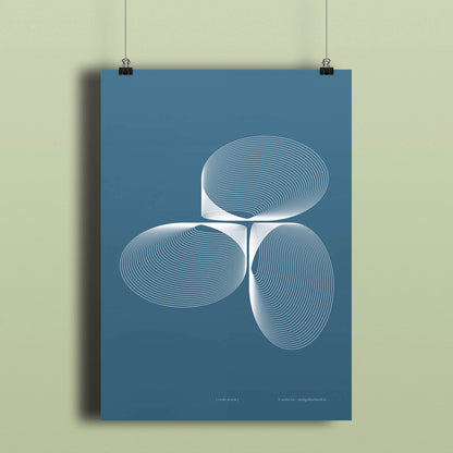 Productafbeelding, poster "licht-blauw", hangend aan een lichtgroen gekleurde wand, een overzichtsfoto 