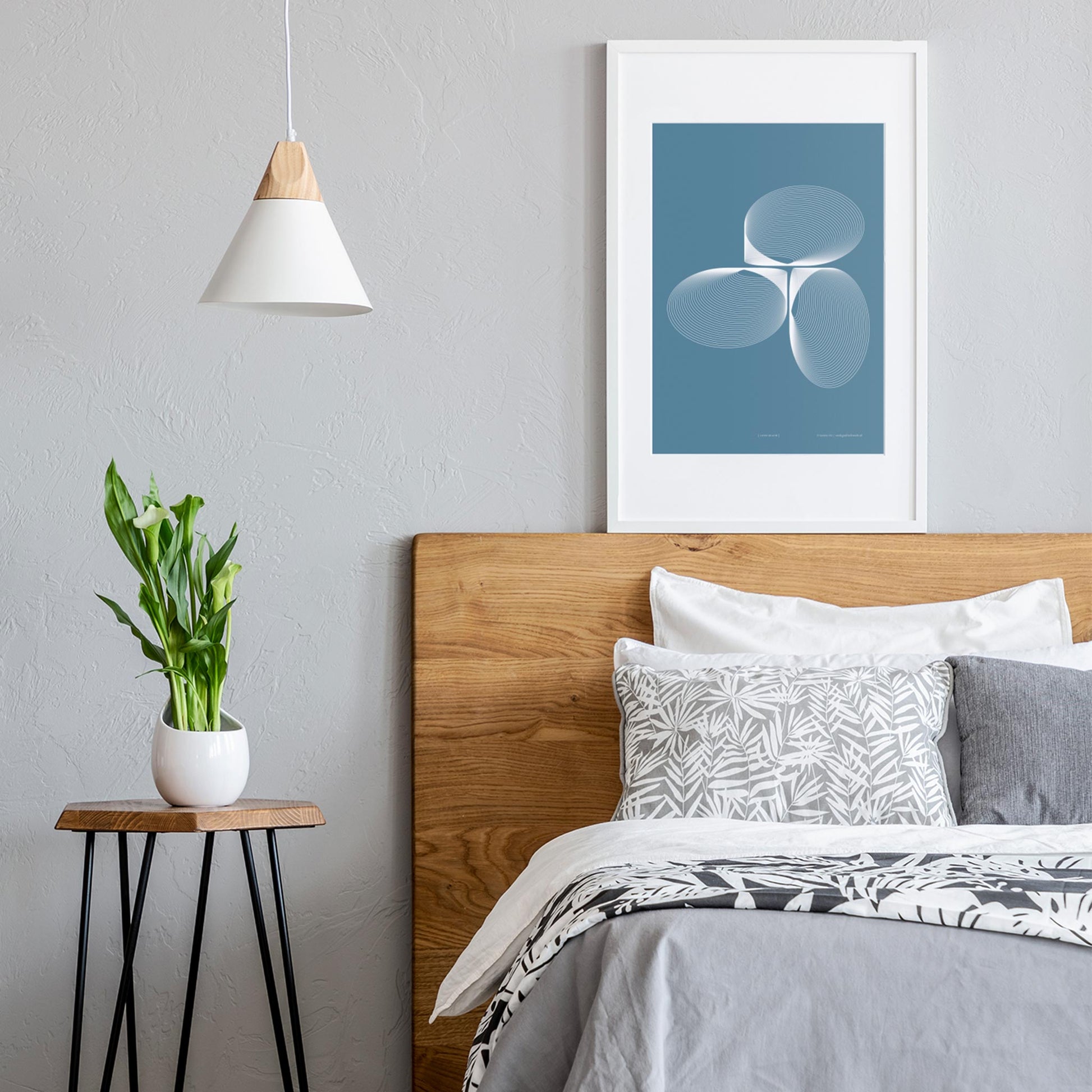 Productafbeelding, poster "licht-blauw", foto impressie 2, hangend boven een bed in een interieur