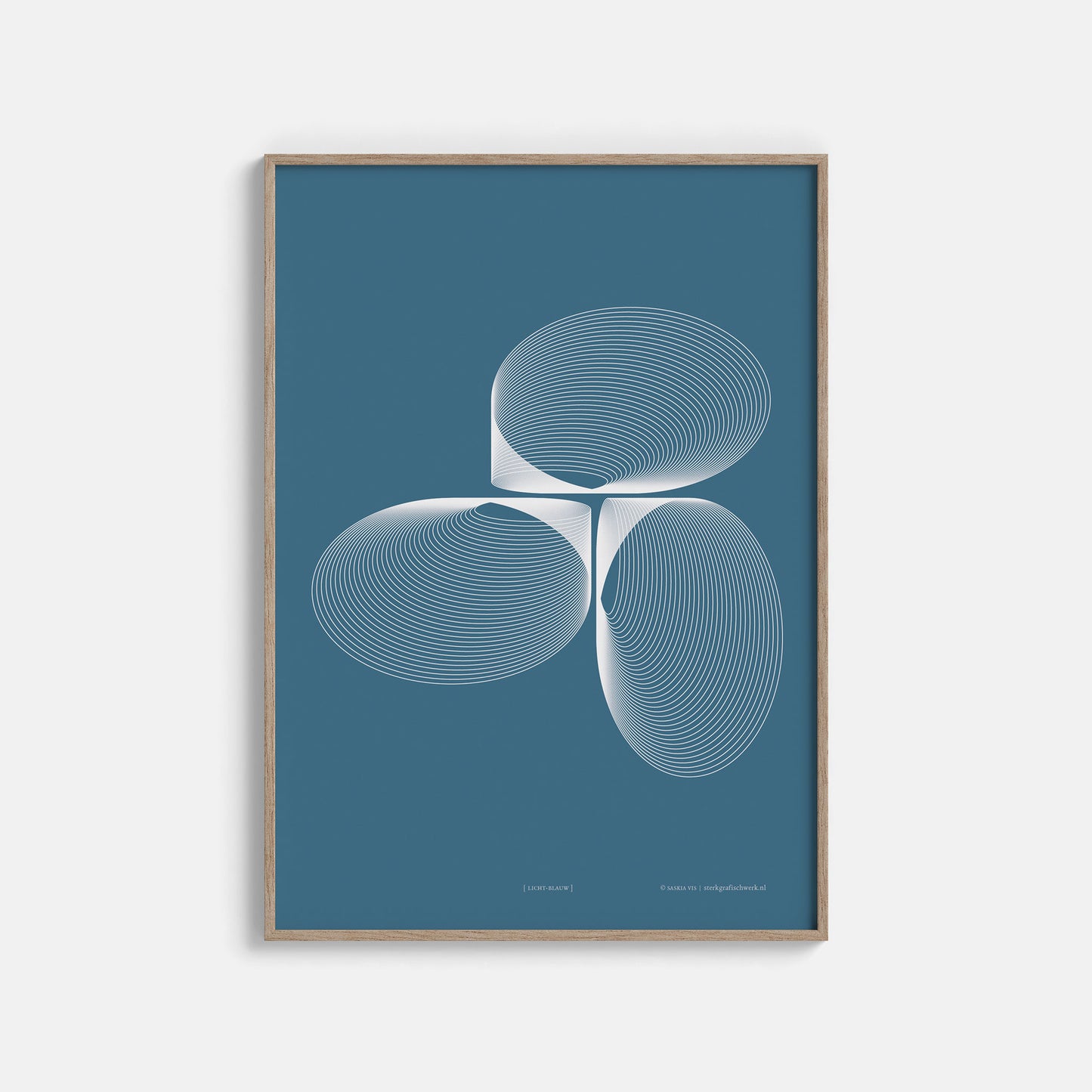 Productafbeelding, poster "licht-blauw", ingelijst hangend aan een witte wand, een overzichtsfoto 