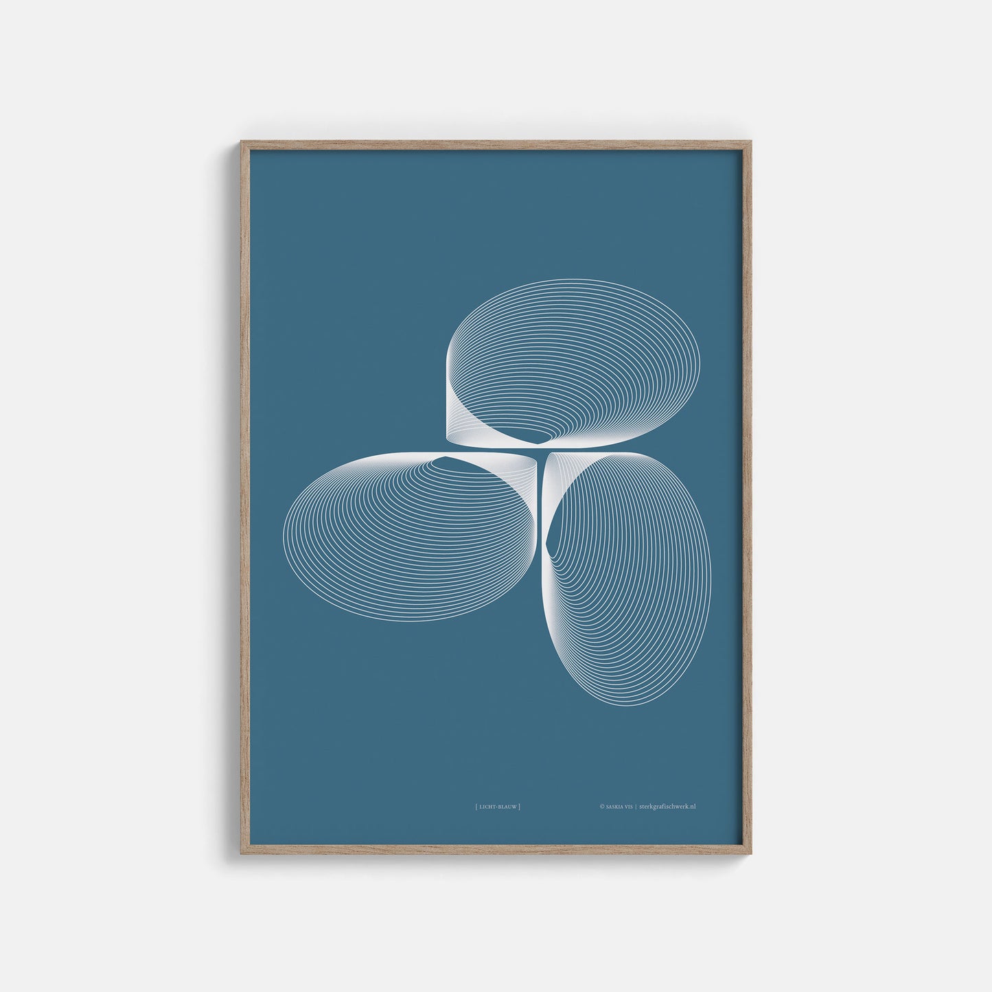 Productafbeelding, poster "licht-blauw", ingelijst hangend aan een witte wand, een overzichtsfoto