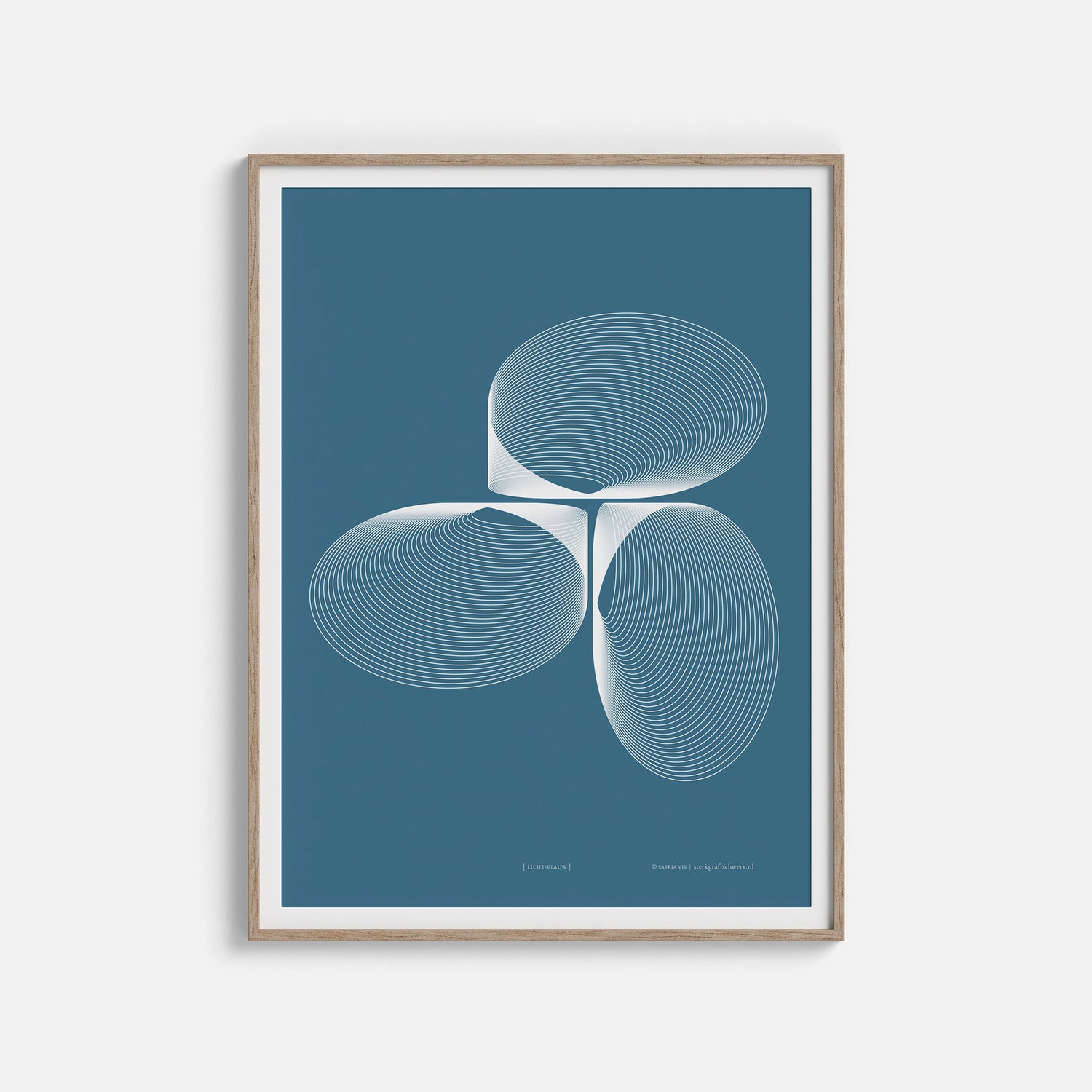 Productafbeelding, poster "licht-blauw", ingelijst met passe-partout in een houten lijst hangend aan een witte wand