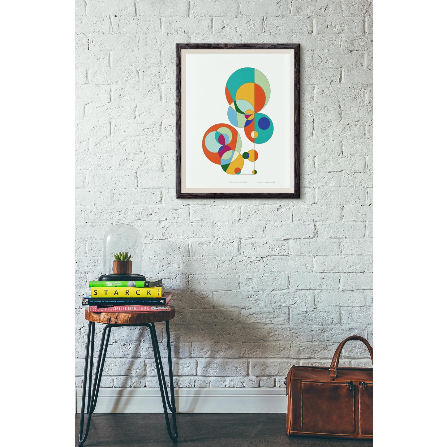 Productafbeelding, poster "kleur-acrobaat met cirkels", foto impressie 1, hangend aan een authentieke wand in een interieur