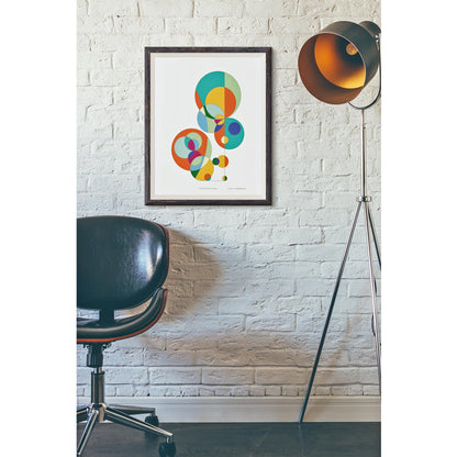 Productafbeelding, poster "kleur-acrobaat met cirkels", foto impressie 2, hangend in een interieur met een lamp ernaast