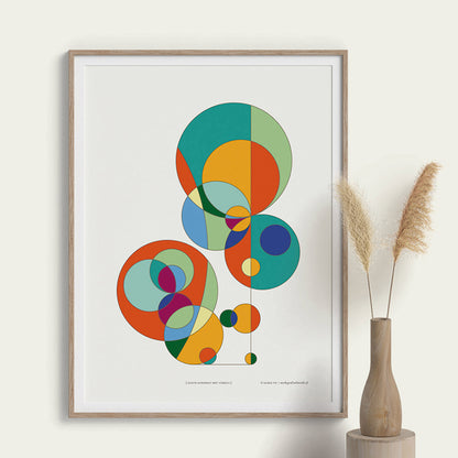 Productafbeelding, poster "kleur-acrobaat met cirkels", ingelijst hangend aan een creme-wit gekleurde wand met een vaas als decoratie