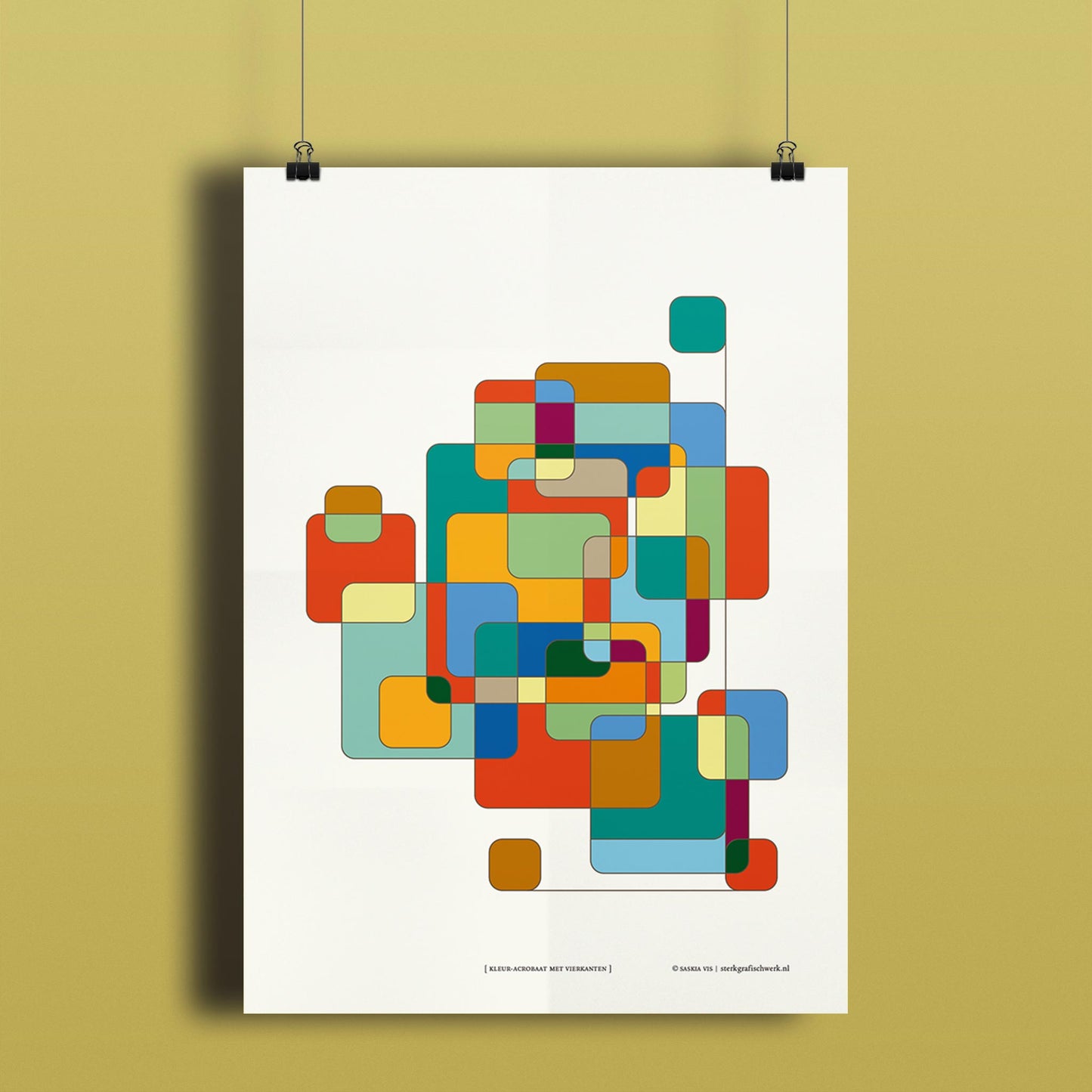 Productafbeelding, poster "kleur-acrobaat met vierkanten", hangend aan een okergeel gekleurde wand, een overzichtsfoto