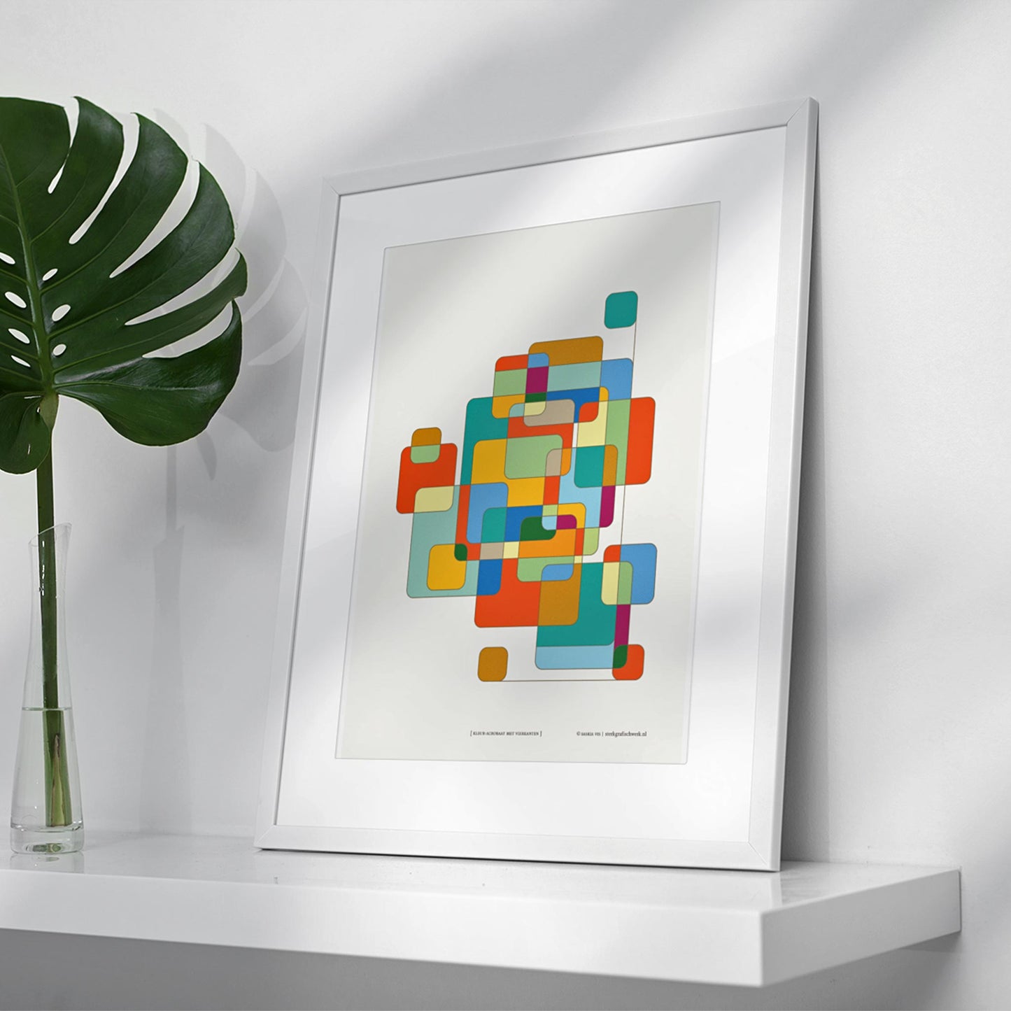 Productafbeelding, poster "kleur-acrobaat met vierkanten", foto impressie 1, ingelijst staande op een plank in een interieur