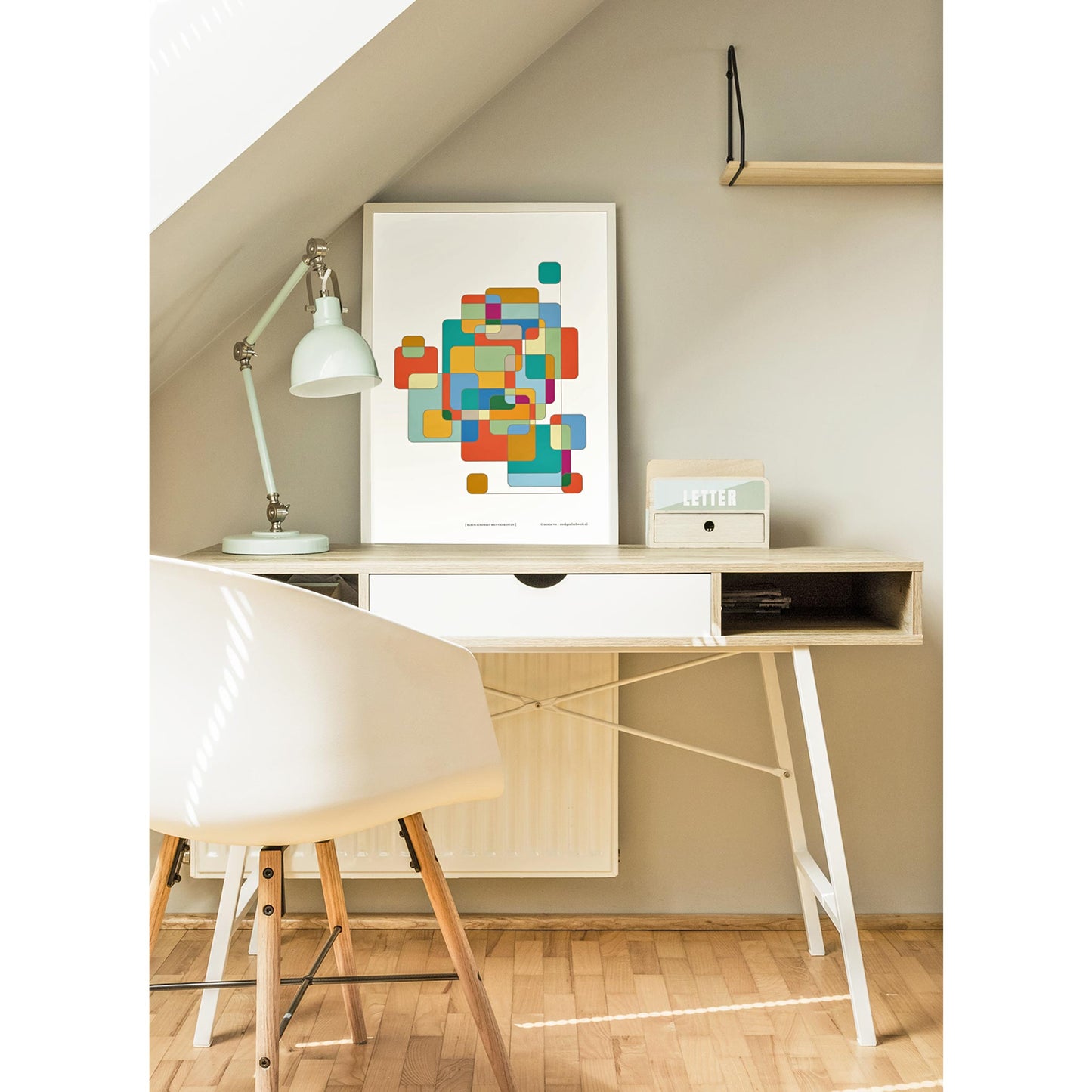 Productafbeelding, poster "kleur-acrobaat met ronde rechthoeken", foto impressie 2, staande in een interieur ter decoratie op een bureau