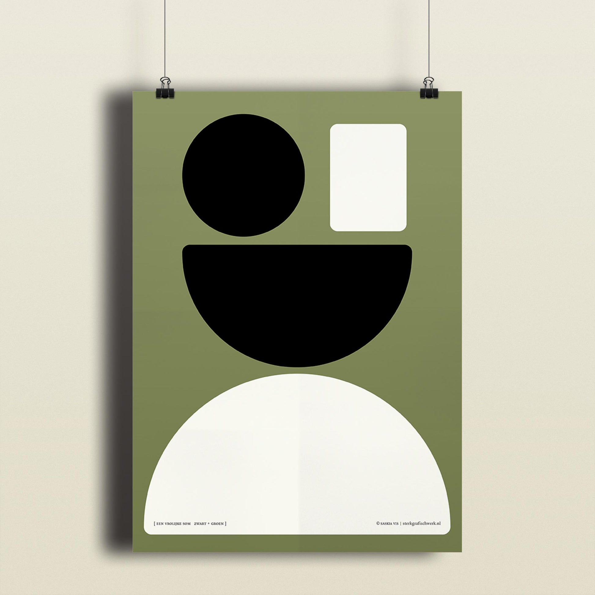Productafbeelding, poster "een vrolijke som zwart+groen", hangend aan een beige gekleurde wand, een overzichtsfoto