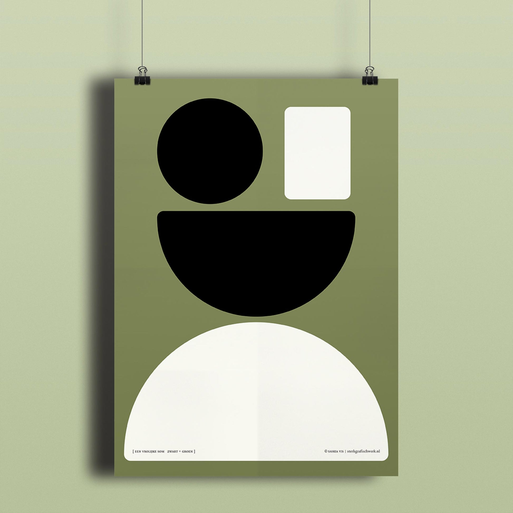 Productafbeelding, poster "een vrolijke som zwart+groen", hangend aan een lichtgroen gekleurde wand, een overzichtsfoto