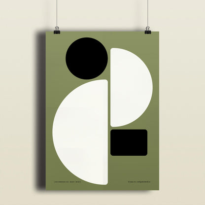 Productafbeelding, poster "een sprekende som groen+zwart", hangend aan een beige gekleurde wand, een overzichtsfoto