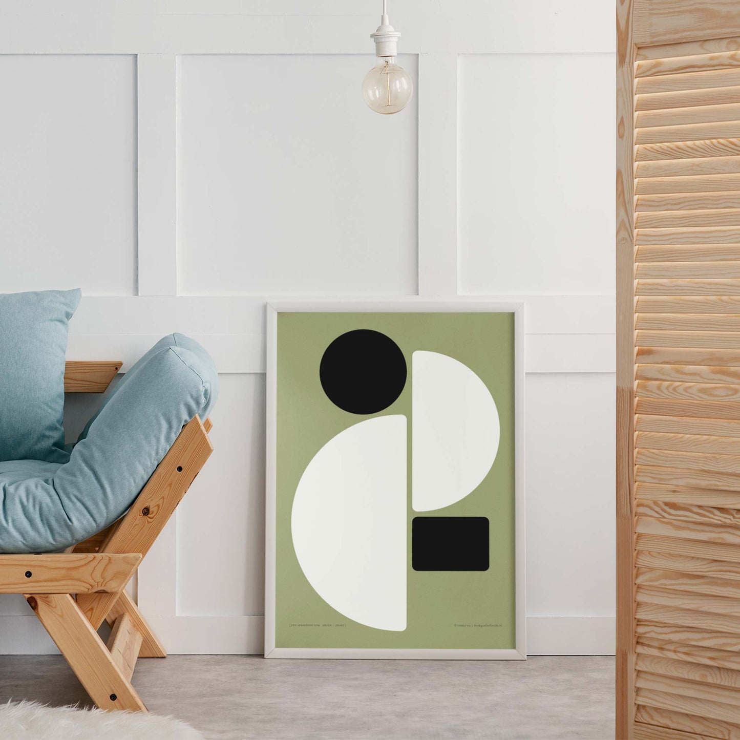 Productafbeelding, poster "een sprekende som groen+zwart", staande op de grond naast de bank in een interieur