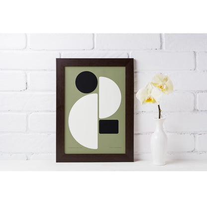 Productafbeelding, poster "een sprekende som groen+zwart", foto impressie 3, ingelijst staande op een plank aan een wand