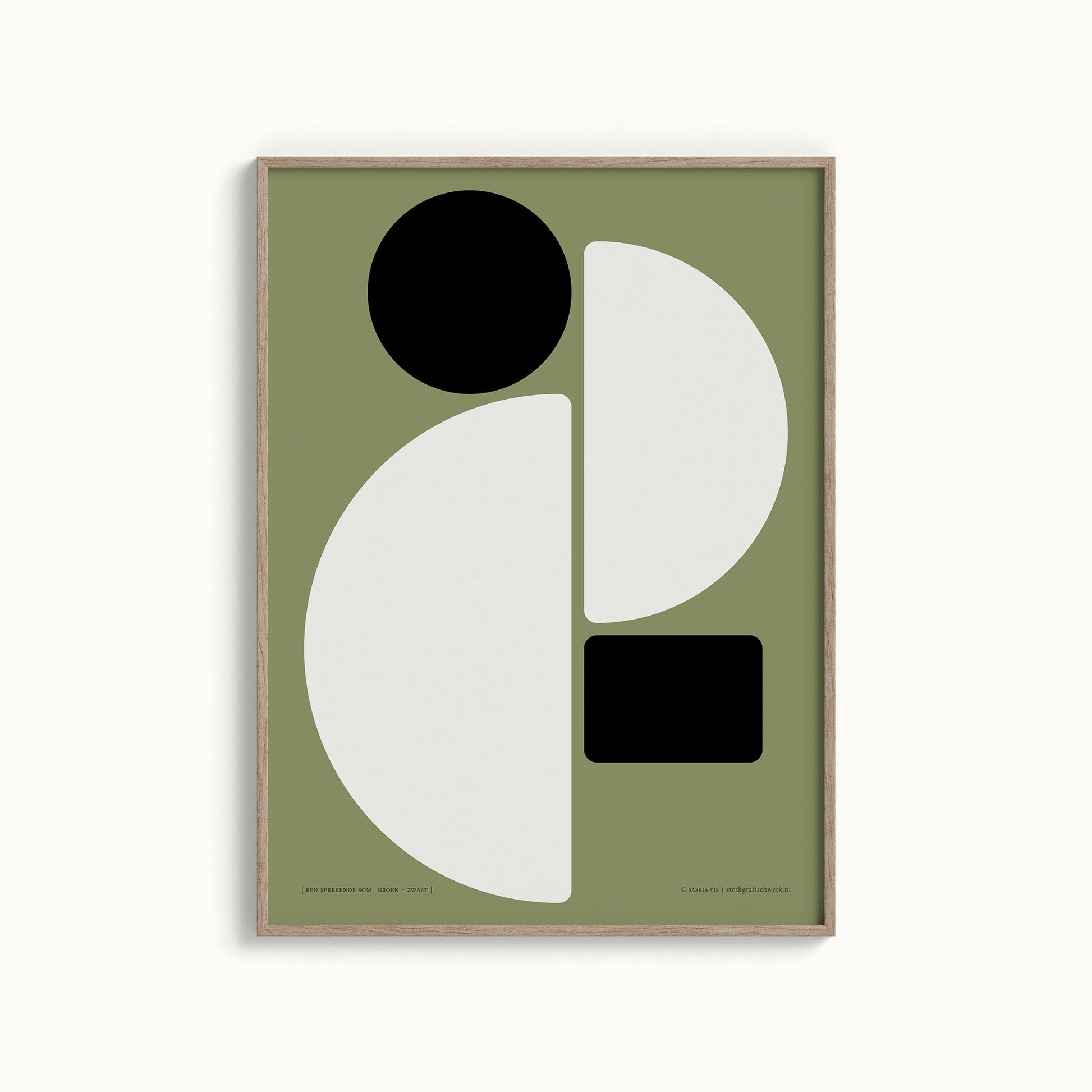 Productafbeelding, poster "een sprekende som groen+zwart", foto impressie 4, in een houten lijst hangend aan een creme-witte wand