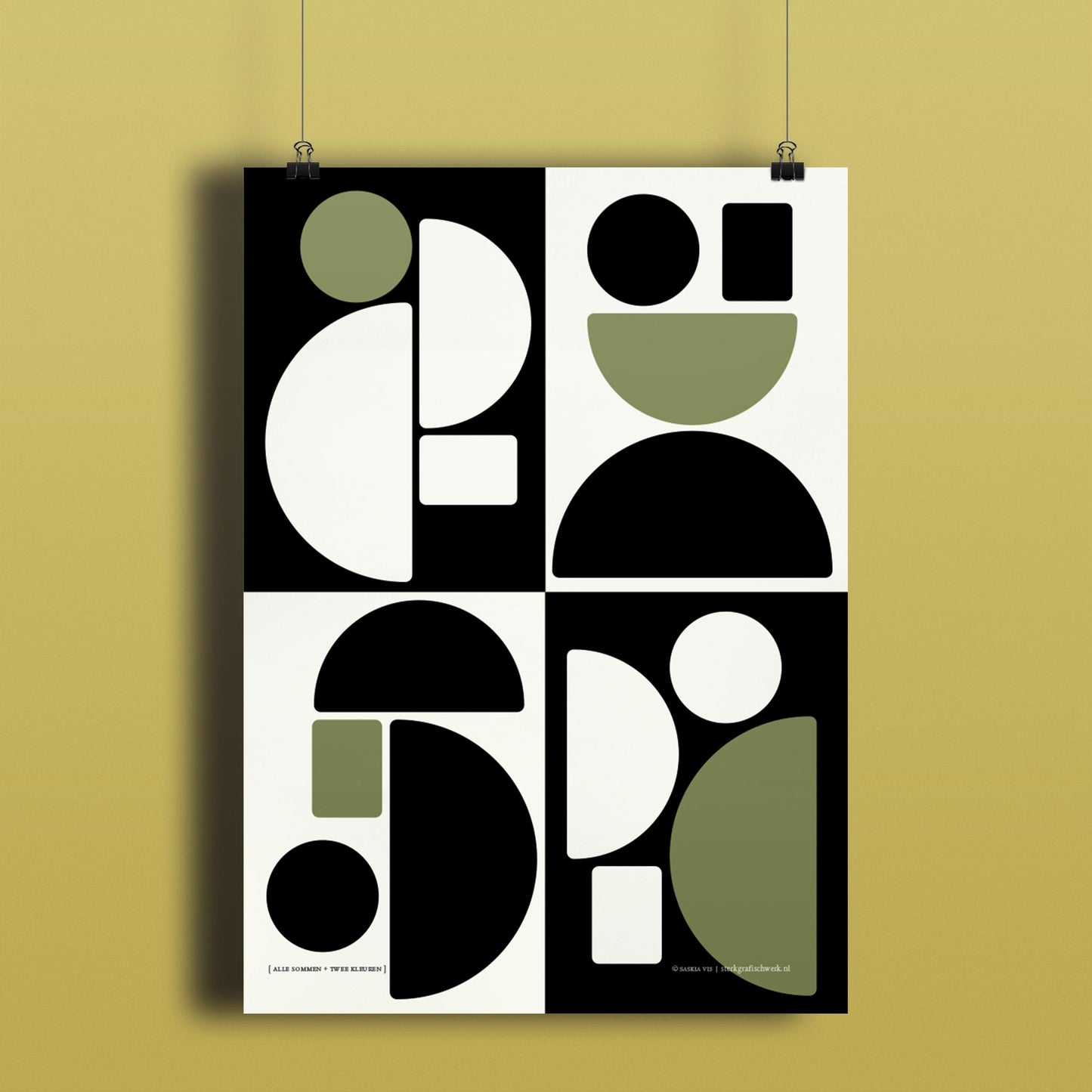 Productafbeelding, poster "alle sommen + twee kleuren", hangend aan een gekleurde wand, een overzichtsfoto