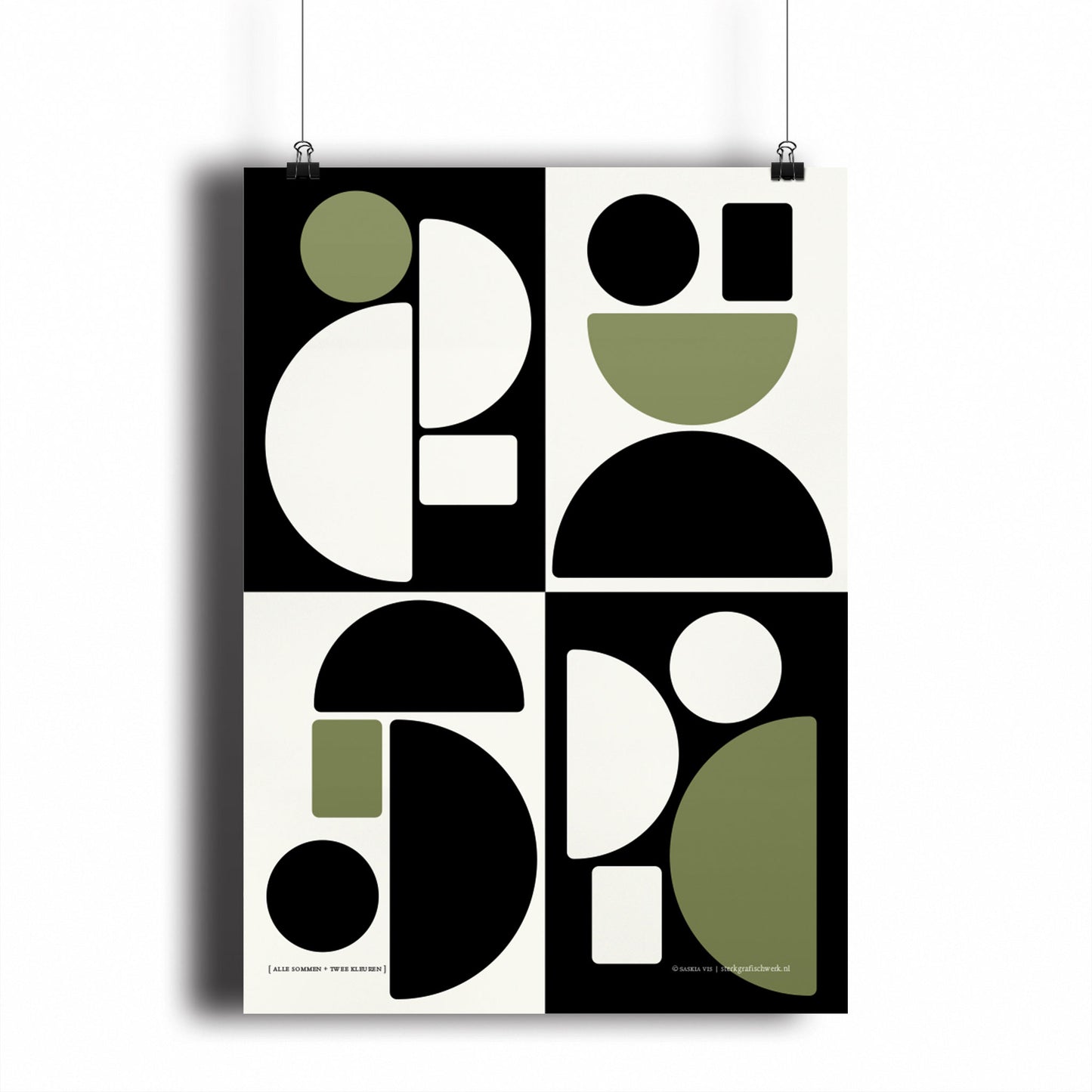 Productafbeelding, poster "alle sommen + twee kleuren", hangend aan een witte wand, een overzichtsfoto