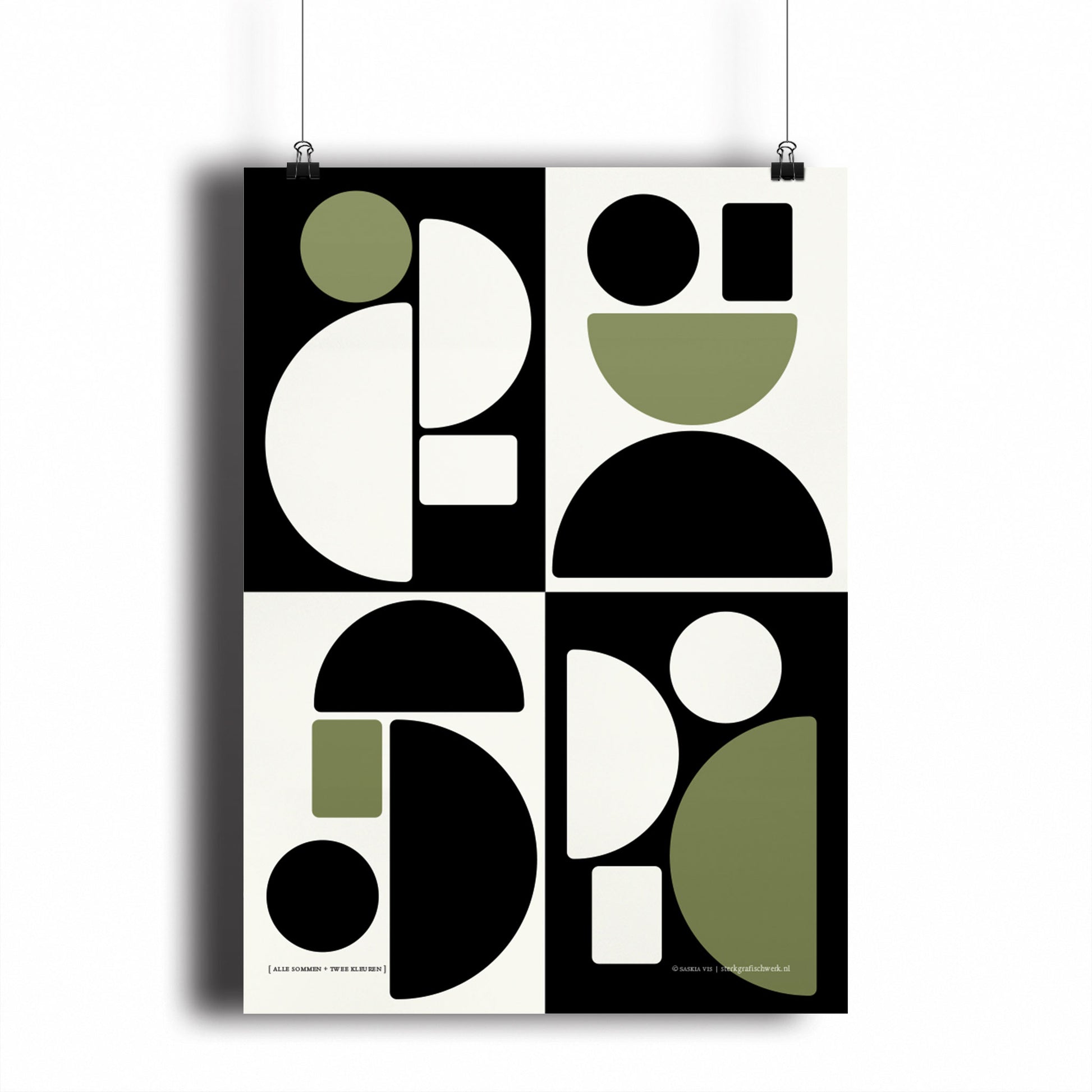 Productafbeelding, poster "alle sommen + twee kleuren", hangend aan een witte wand, een overzichtsfoto 