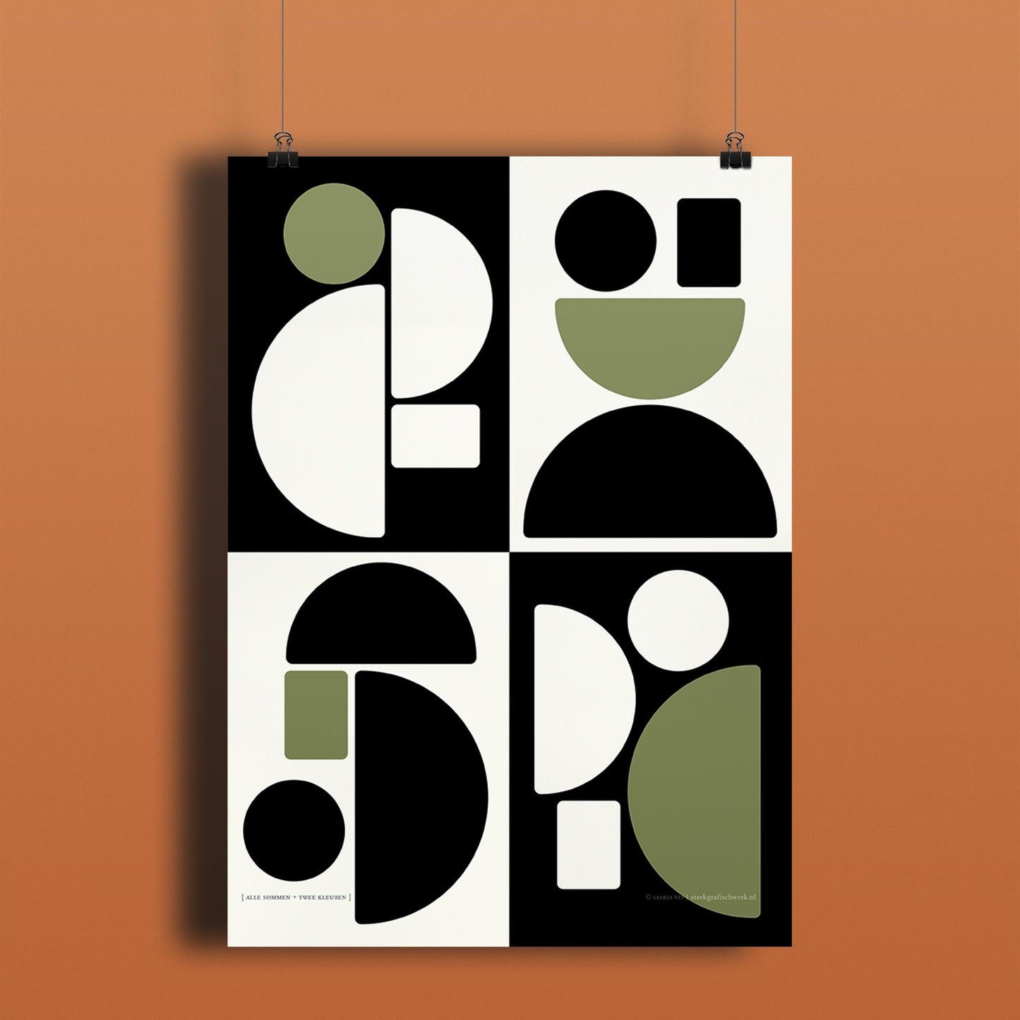 Productafbeelding, poster "alle sommen + twee kleuren", hangend aan een donker gekleurde wand, een overzichtsfoto
