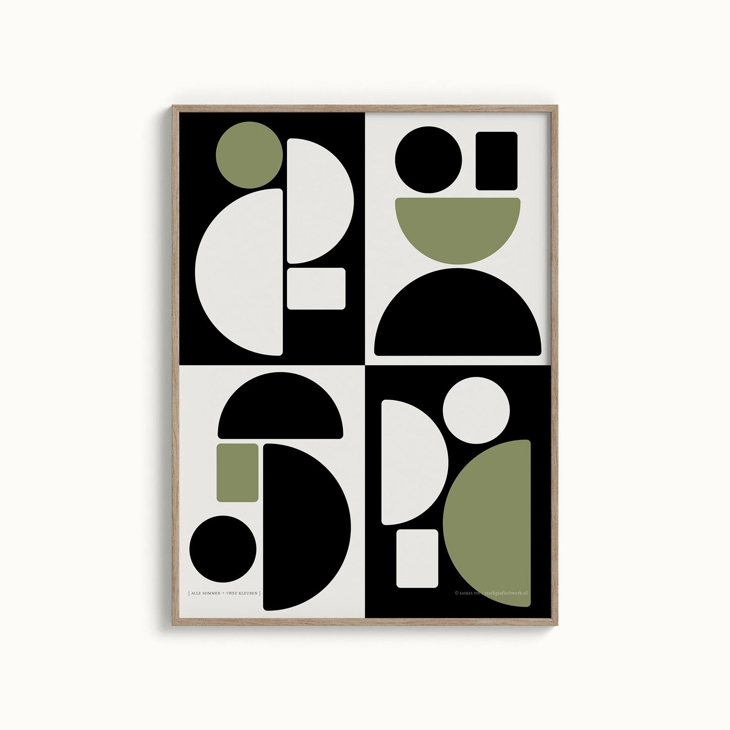 Productafbeelding, poster "alle sommen + twee kleuren", foto impressie 2, hangend in een houten lijst aan een witte wand