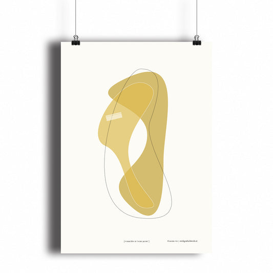 Productafbeelding, poster "vorm één in ocre jaune", hangend aan een witte wand, een overzichtsfoto