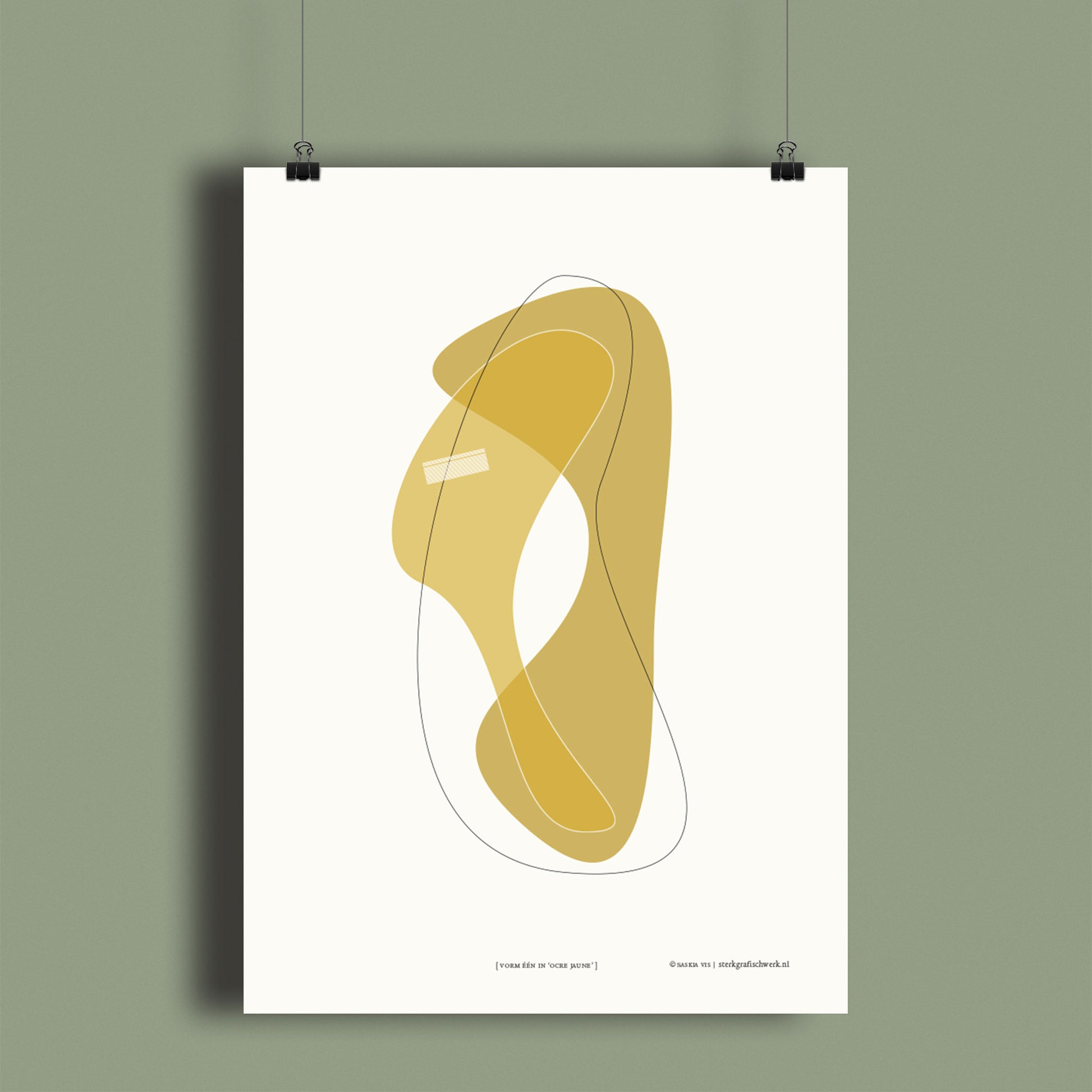 Productafbeelding ,poster "vorm één in ocre jaune", hangend aan een warm groen gekleurde wand, een overzichtsfoto