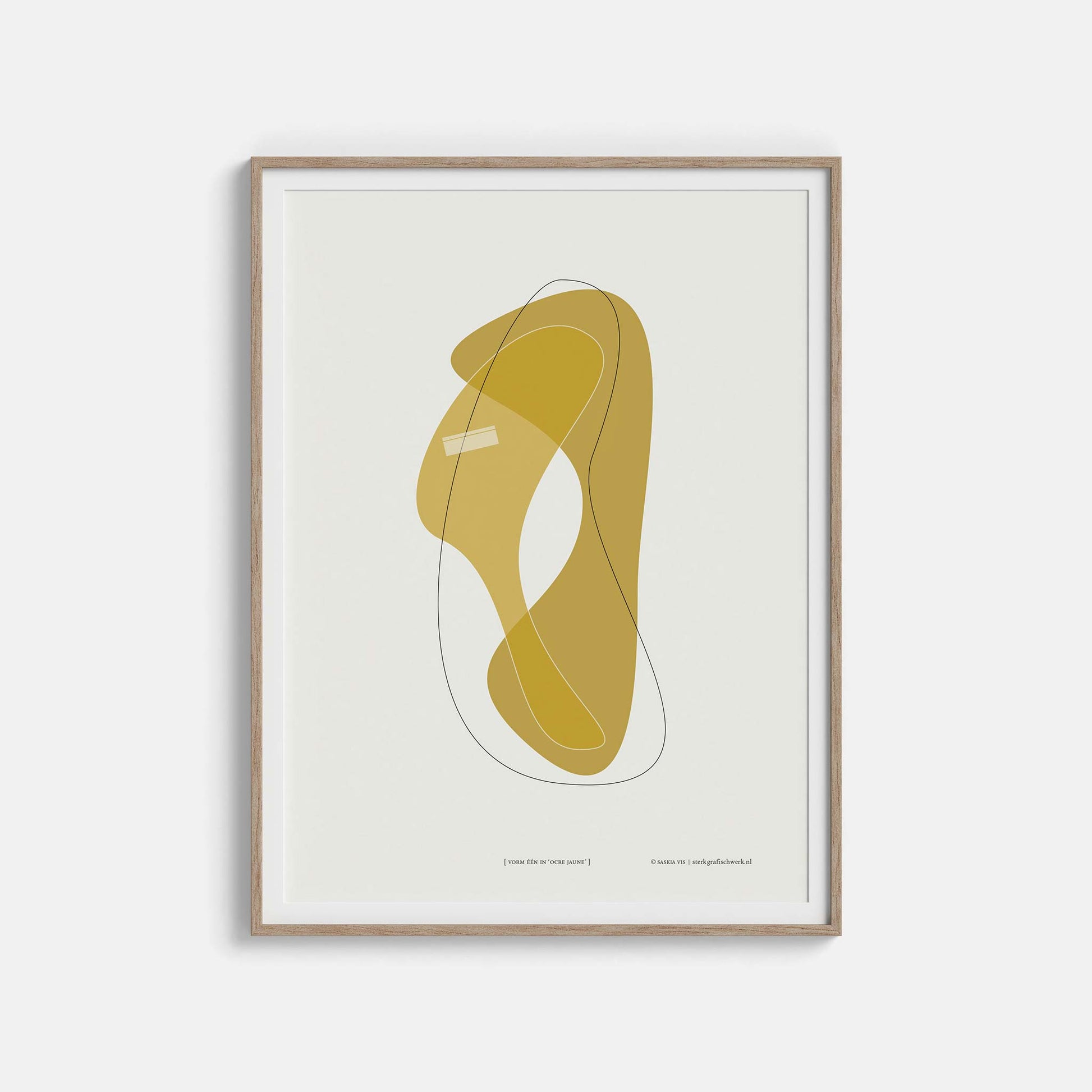 Productafbeelding, poster "vorm één in ocre jaune", foto impressie 3, in een houten lijst hangend aan een witte wand