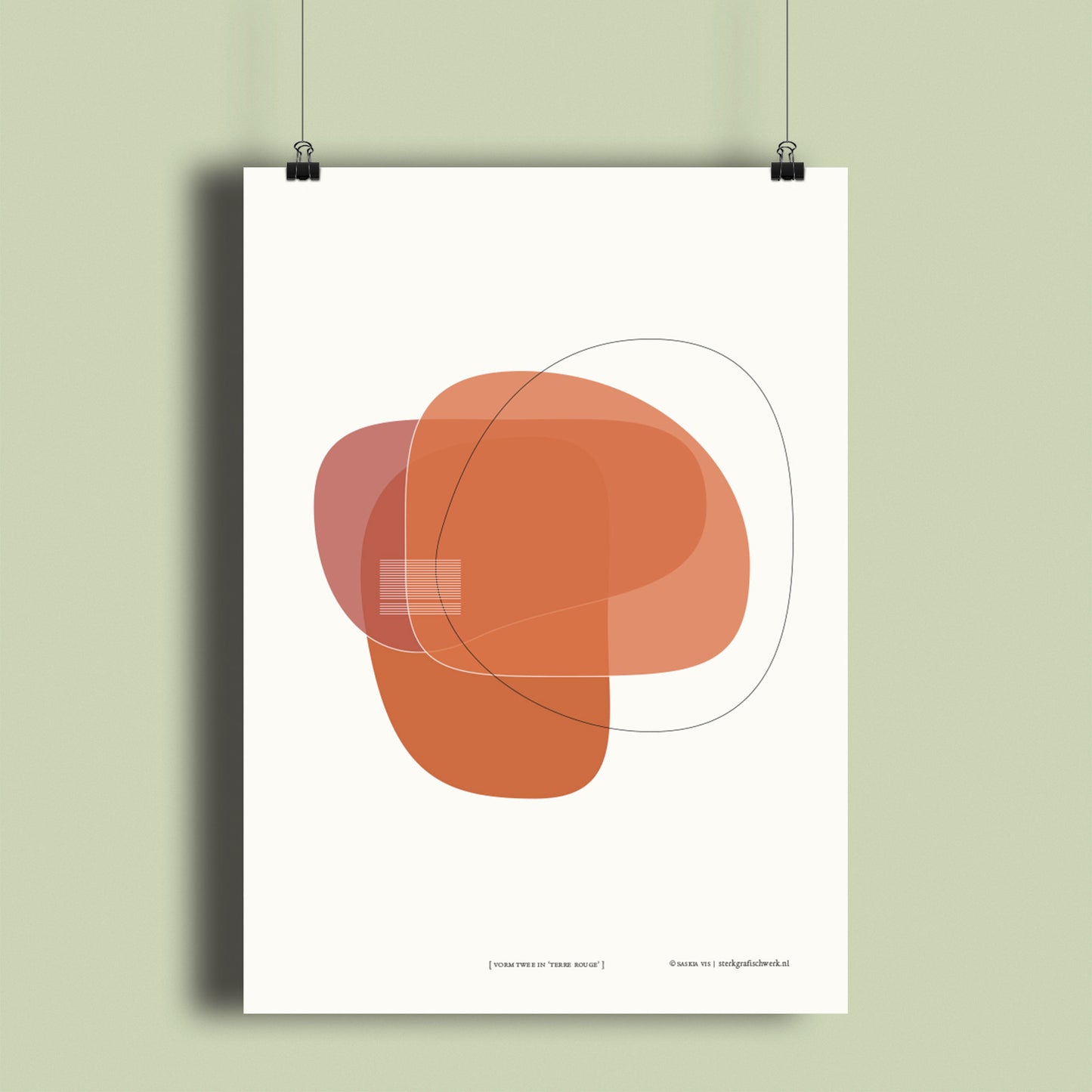 Productafbeelding, poster "vorm twee in terre rouge", hangend aan een lichtgroen gekleurde wand, een overzichtsfoto