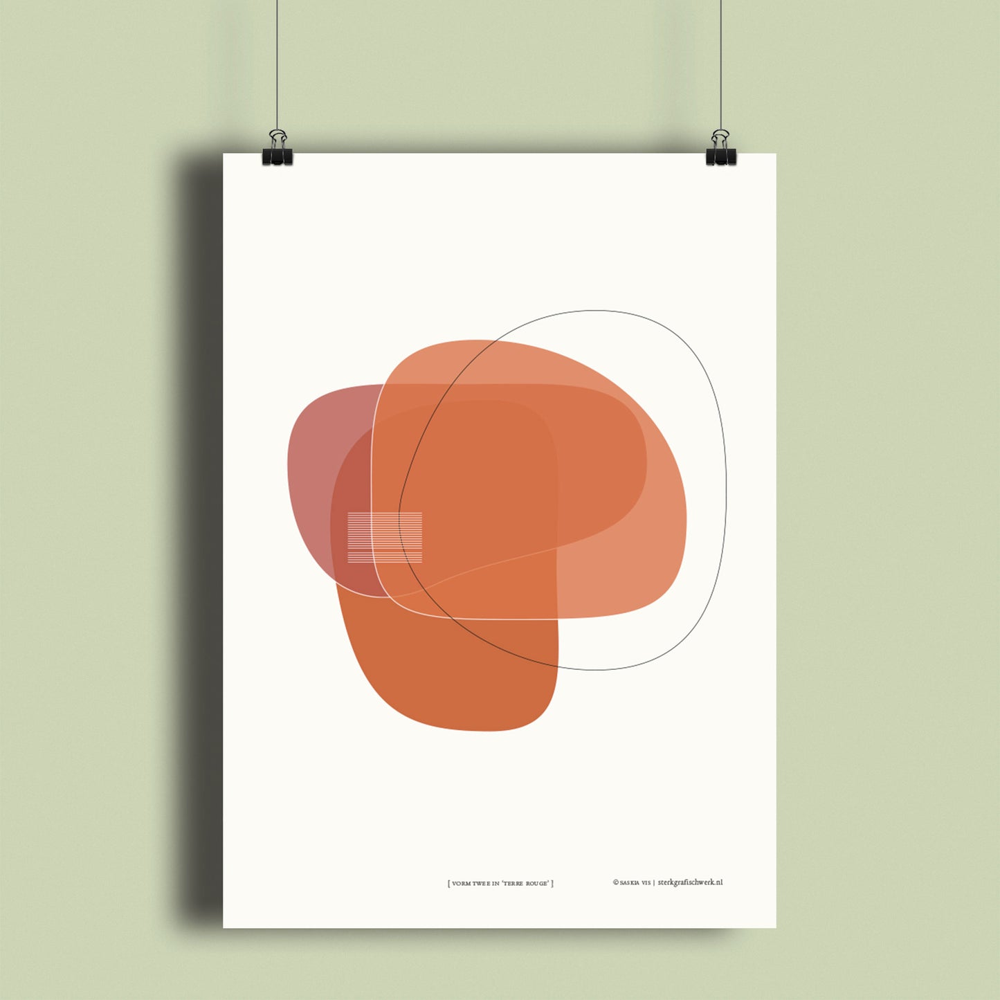 Productafbeelding, poster "vorm twee in terre rouge", hangend aan een lichtgroen gekleurde wand, een overzichtsfoto 